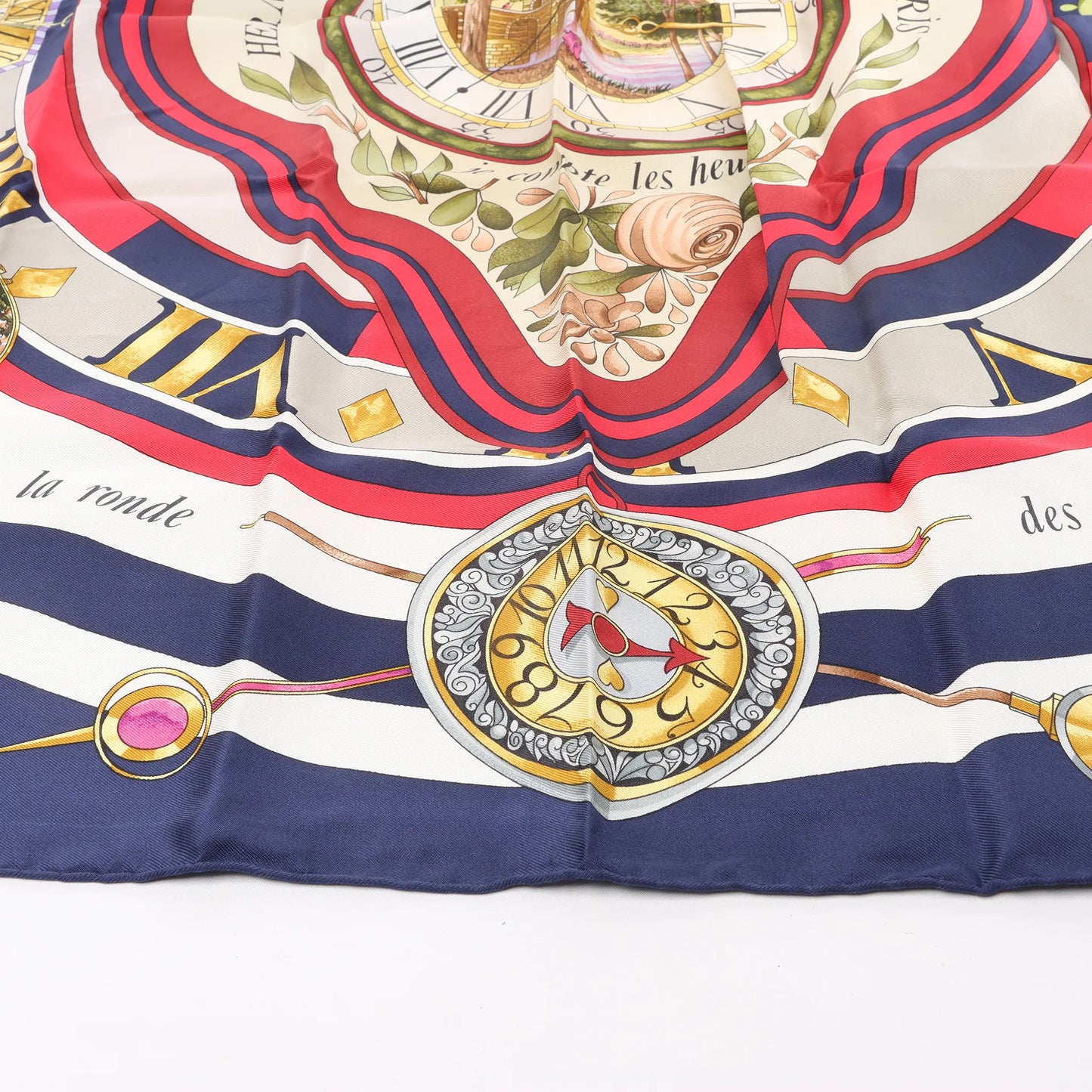 Hermès Carré 90 „Parmi les Fleurs je Compte les Heures“ Seidentaschentuch in Marineblau
