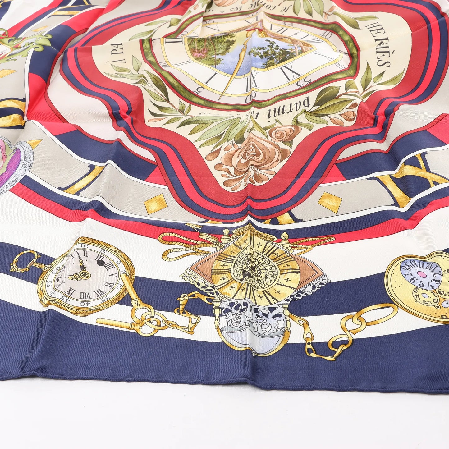 Hermès Carré 90 „Parmi les Fleurs je Compte les Heures“ Seidentaschentuch in Marineblau