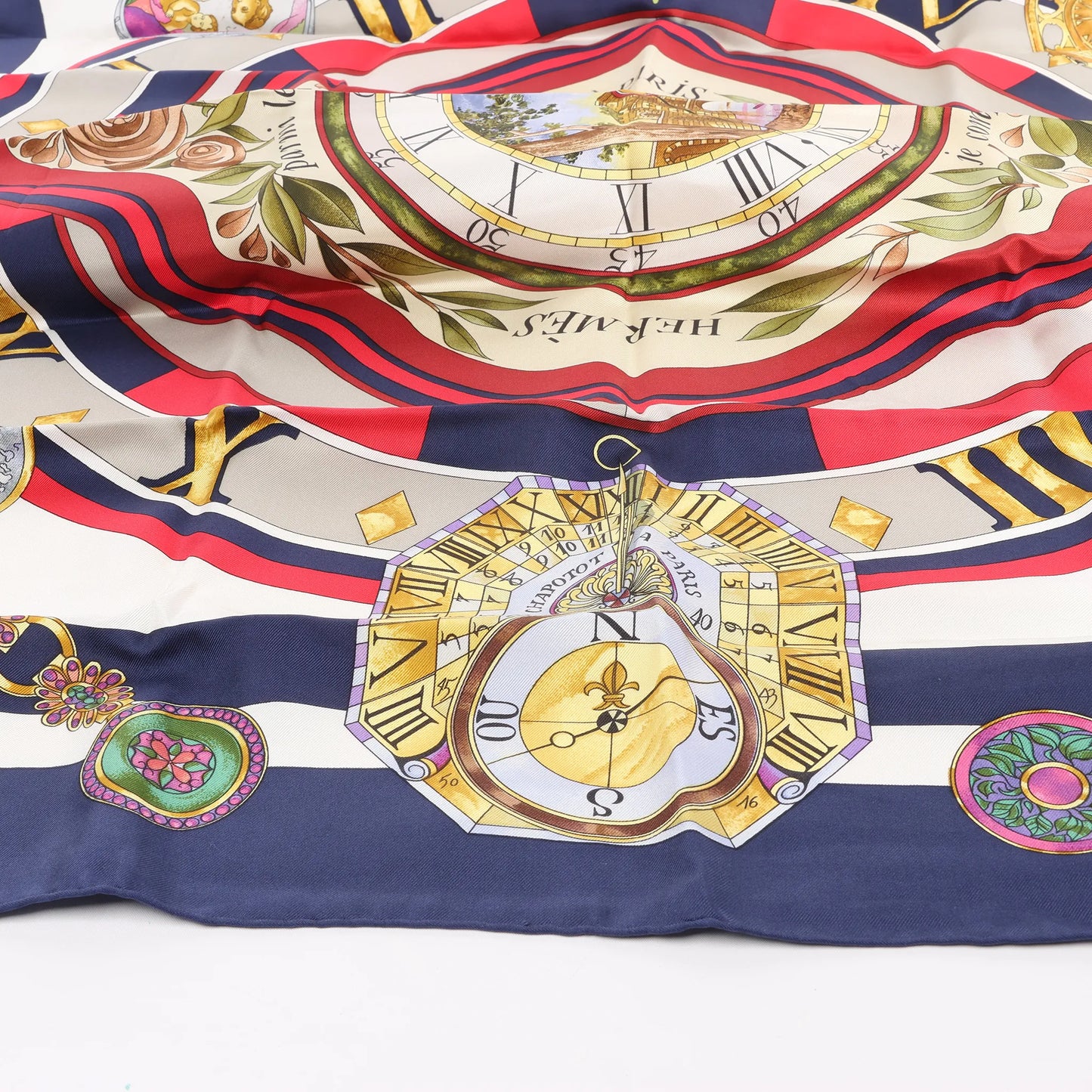 Hermès Carré 90 „Parmi les Fleurs je Compte les Heures“ Seidentaschentuch in Marineblau