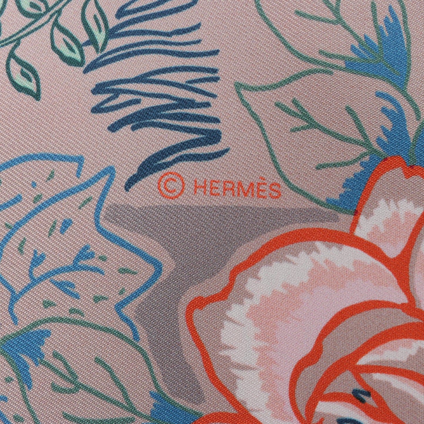 Hermès Carré 90 "Mille Feuilles de Soie" 100% Silk Scarf in Gray