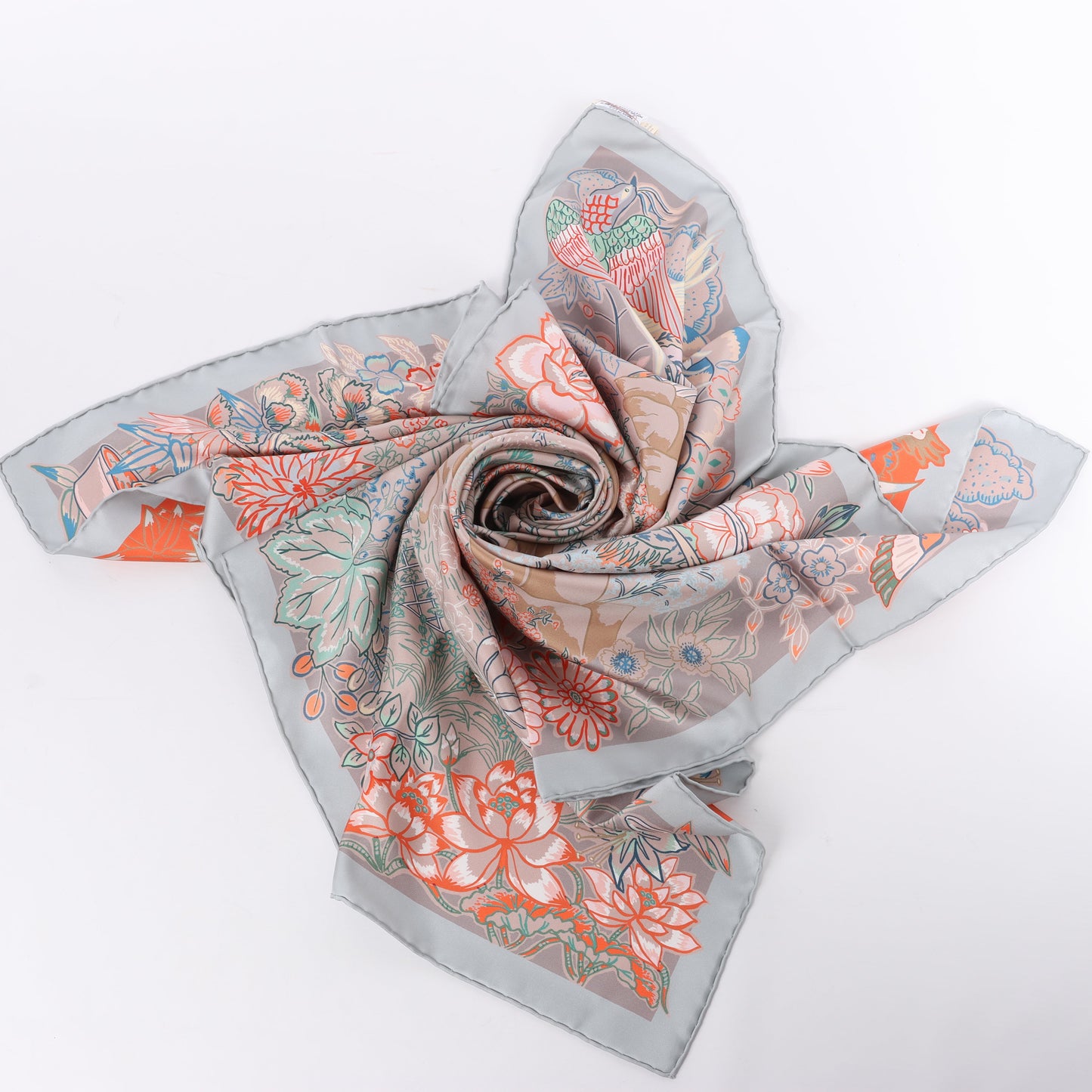 Hermès Carré 90 „Mille Feuilles de Soie“ Schal aus 100 % Seide in Grau