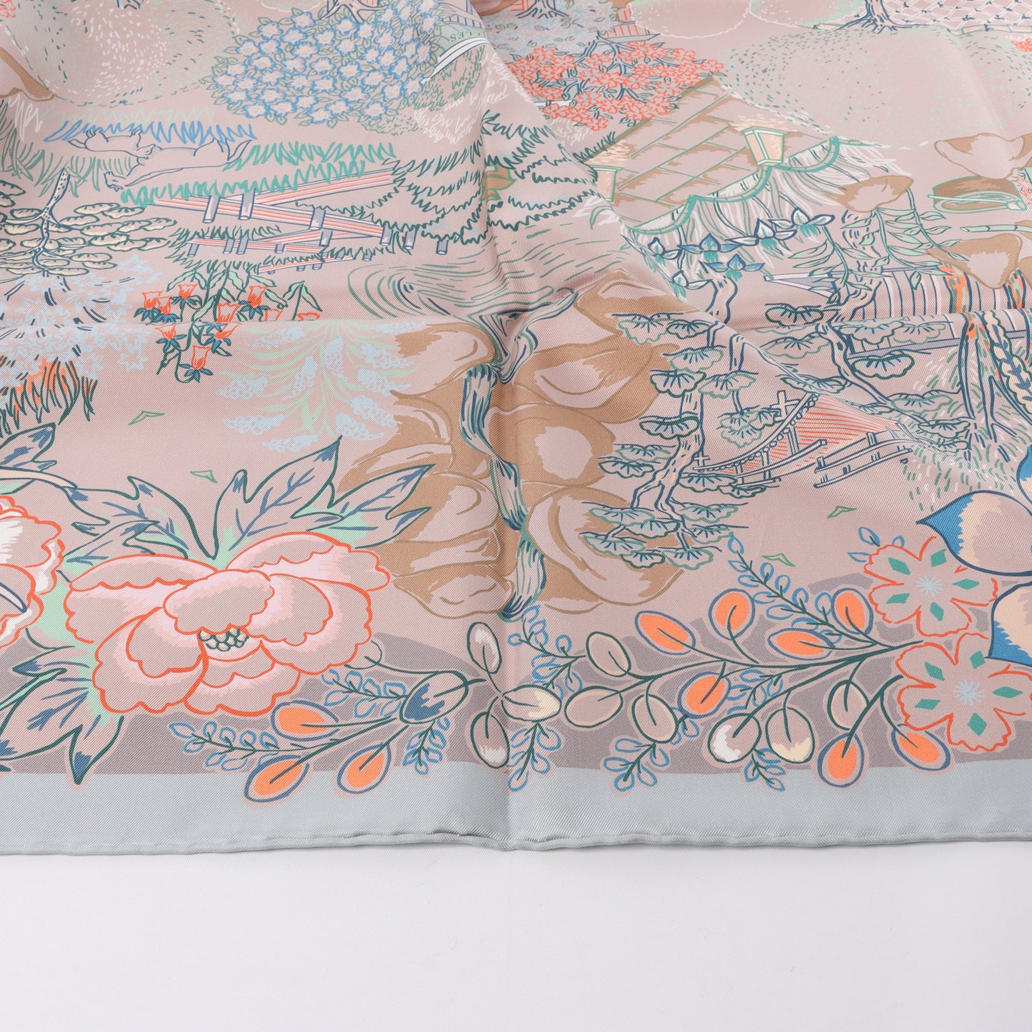 Hermès Carré 90 „Mille Feuilles de Soie“ Schal aus 100 % Seide in Grau