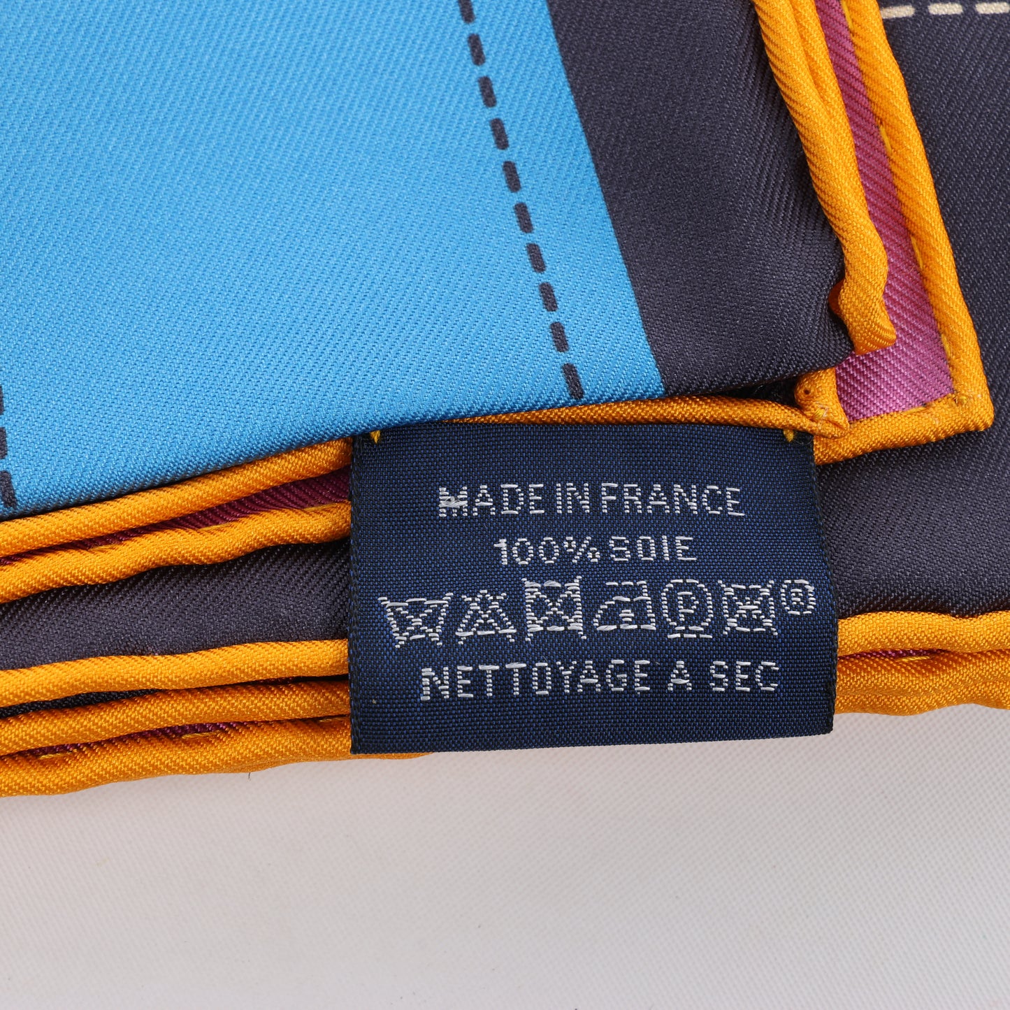 Mouchoir en soie Hermès Carré 90 Double Face "Tapis de Selle" en Multicolore
