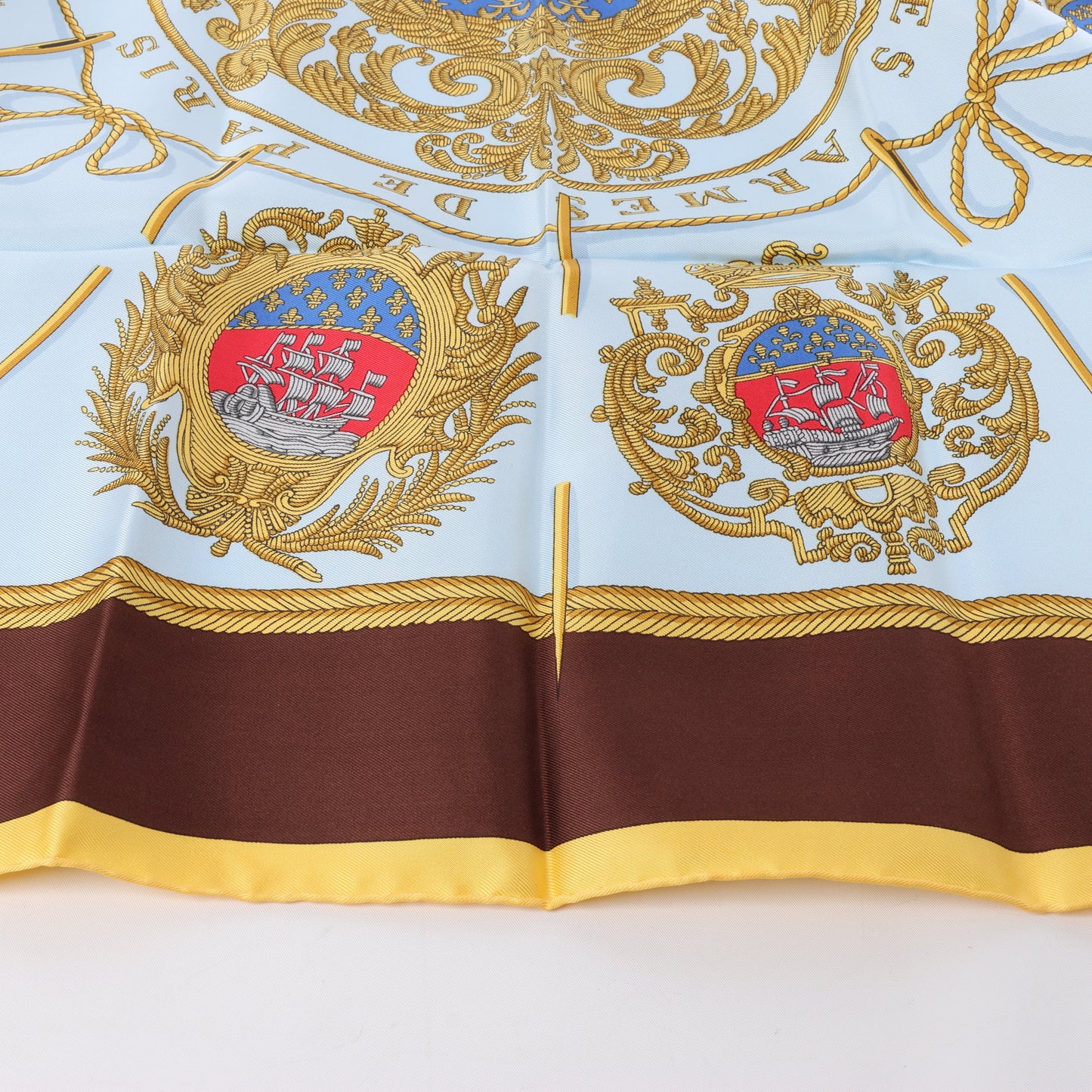 Hermès Carré 90 „Les Armes de Paris“ Schal aus 100 % Seide in Braun und Blau