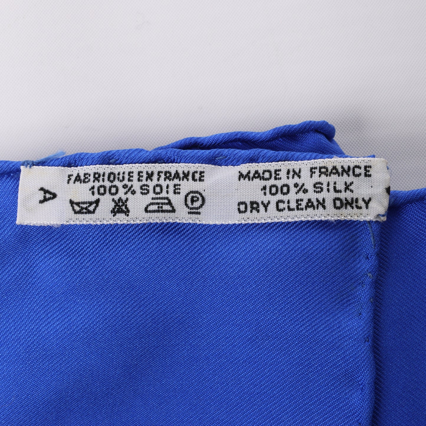 Hermès Carré 90 „LES TAMBOURS“ Schal aus 100 % Seide in Blau