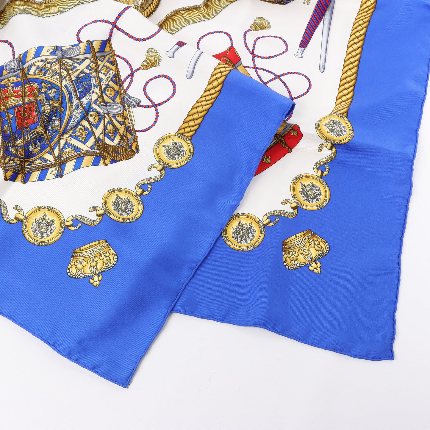 Hermès Carré 90 „LES TAMBOURS“ Schal aus 100 % Seide in Blau