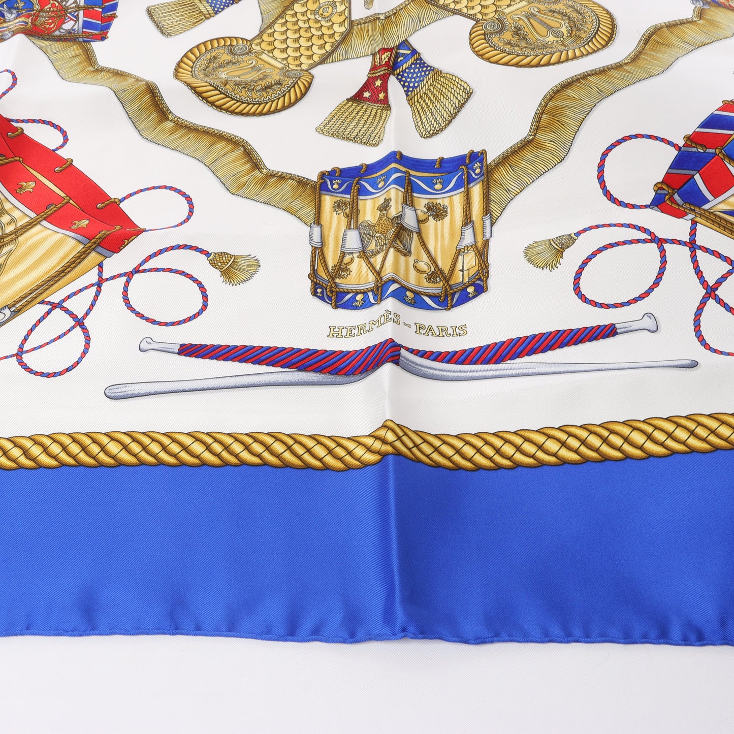 Hermès Carré 90 „LES TAMBOURS“ Schal aus 100 % Seide in Blau