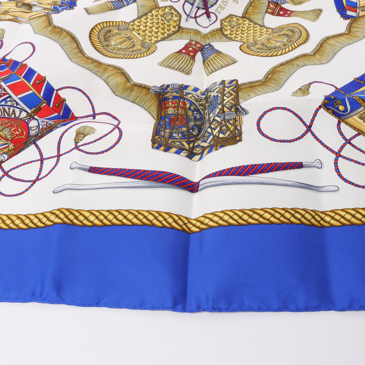 Hermès Carré 90 „LES TAMBOURS“ Schal aus 100 % Seide in Blau