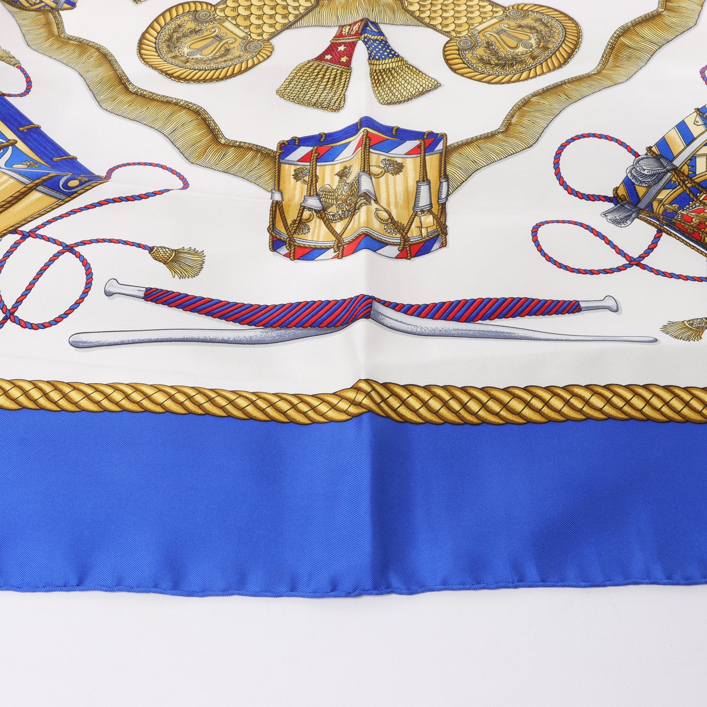 Hermès Carré 90 „LES TAMBOURS“ Schal aus 100 % Seide in Blau