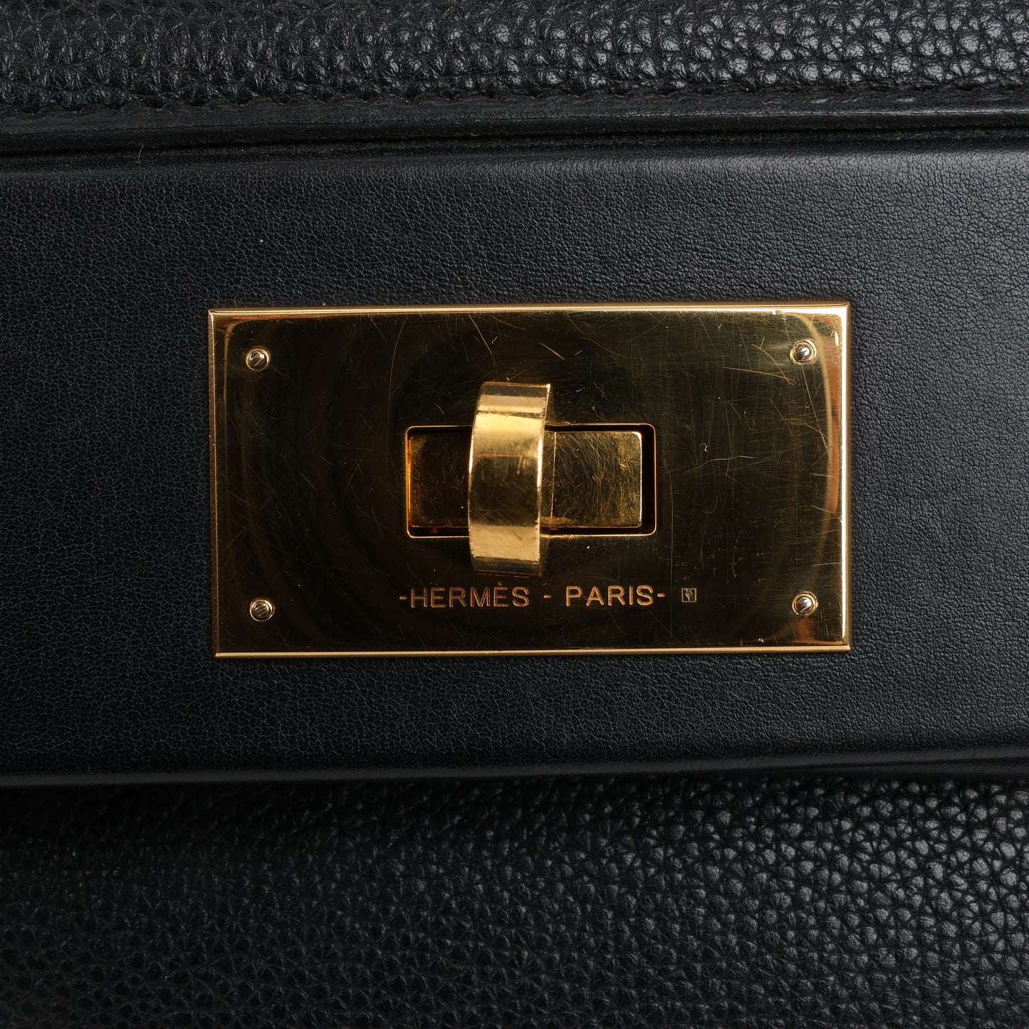 HERMES 24/24 29 Togo Lederhandtasche in Schwarz und Gold Metallbeschläge T: 2019