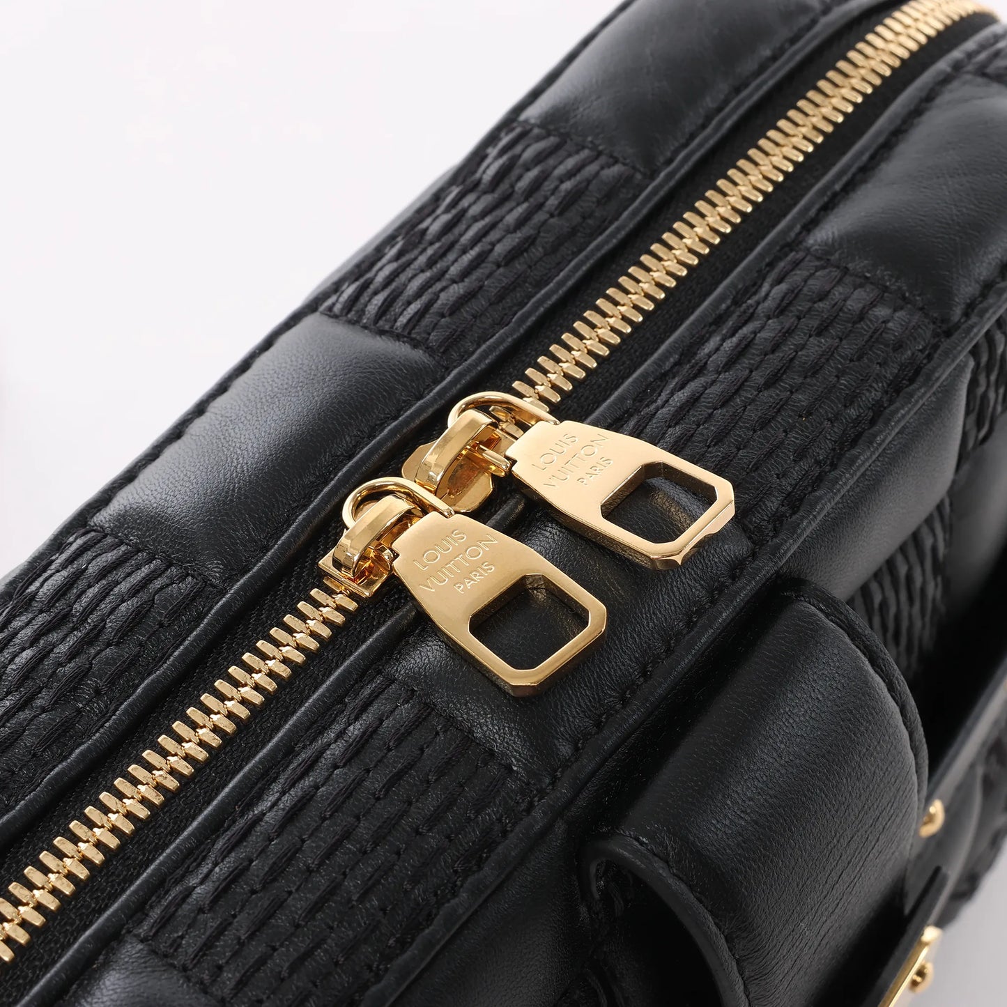 Louis Vuitton Damier Quilt Troca MM Umhängetasche in Schwarz M59114