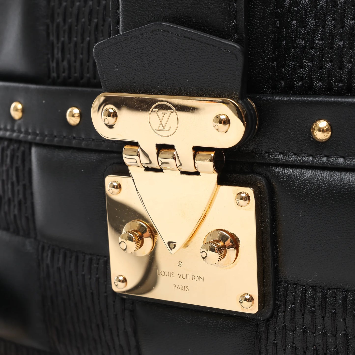 Louis Vuitton Damier Quilt Troca MM Umhängetasche in Schwarz M59114