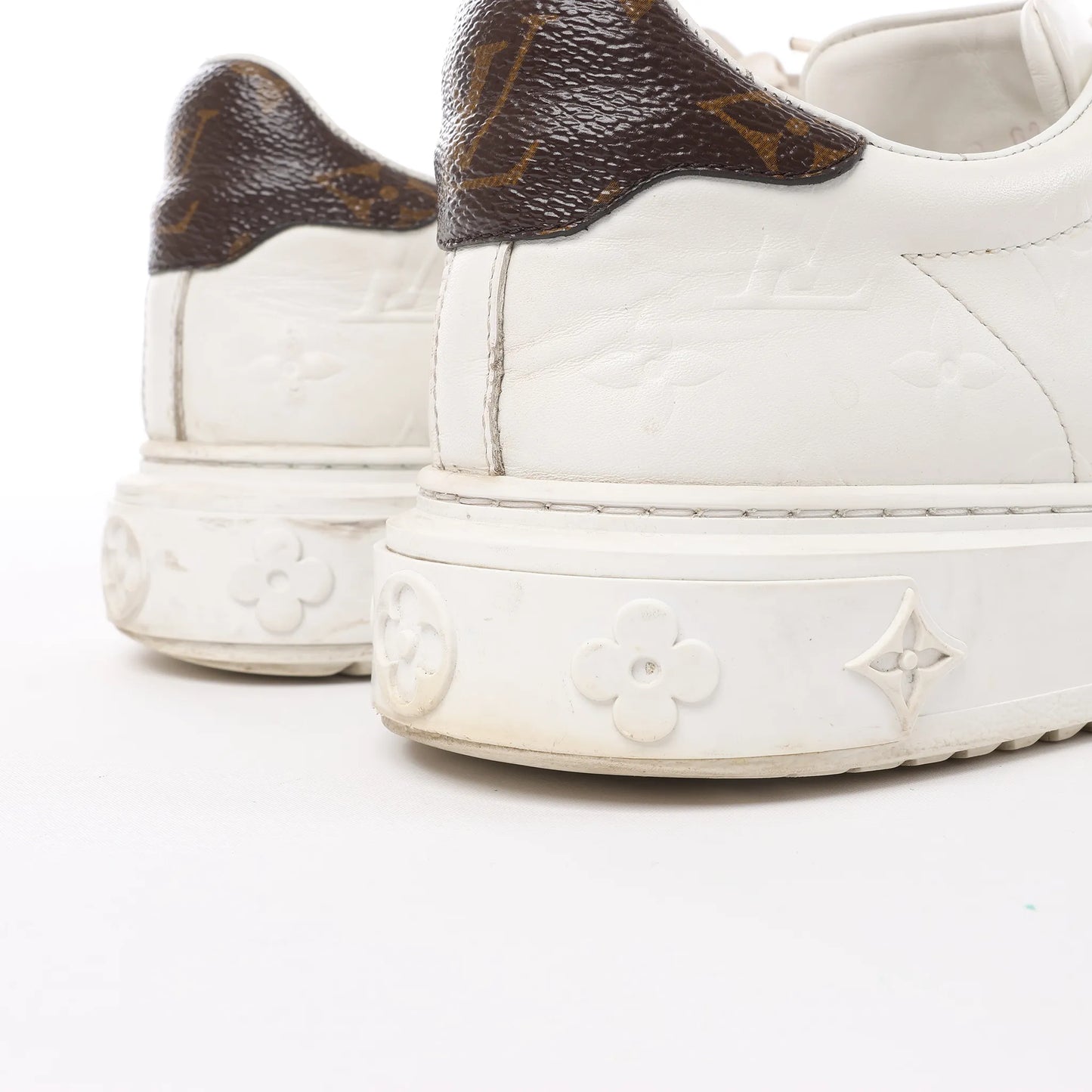 Louis Vuitton Leder-Monogramm Time Out Sneakers in Weiß, Größe 38 EU