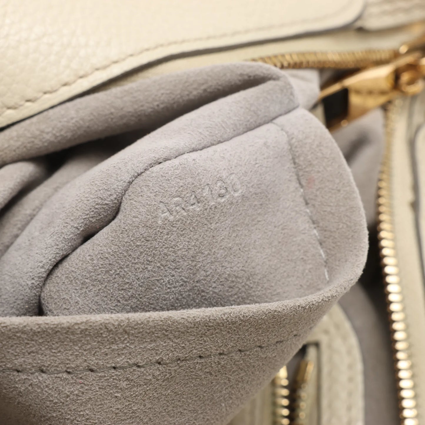Sac à main Louis Vuitton Monogram Mahina Stella PM en cuir beige M93067