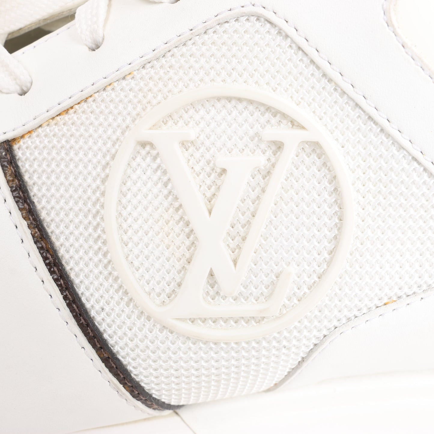 Louis Vuitton Run Away Sneakers aus Mesh und Monogram Canvas in Weiß/Braun, Größe 38,5 EU