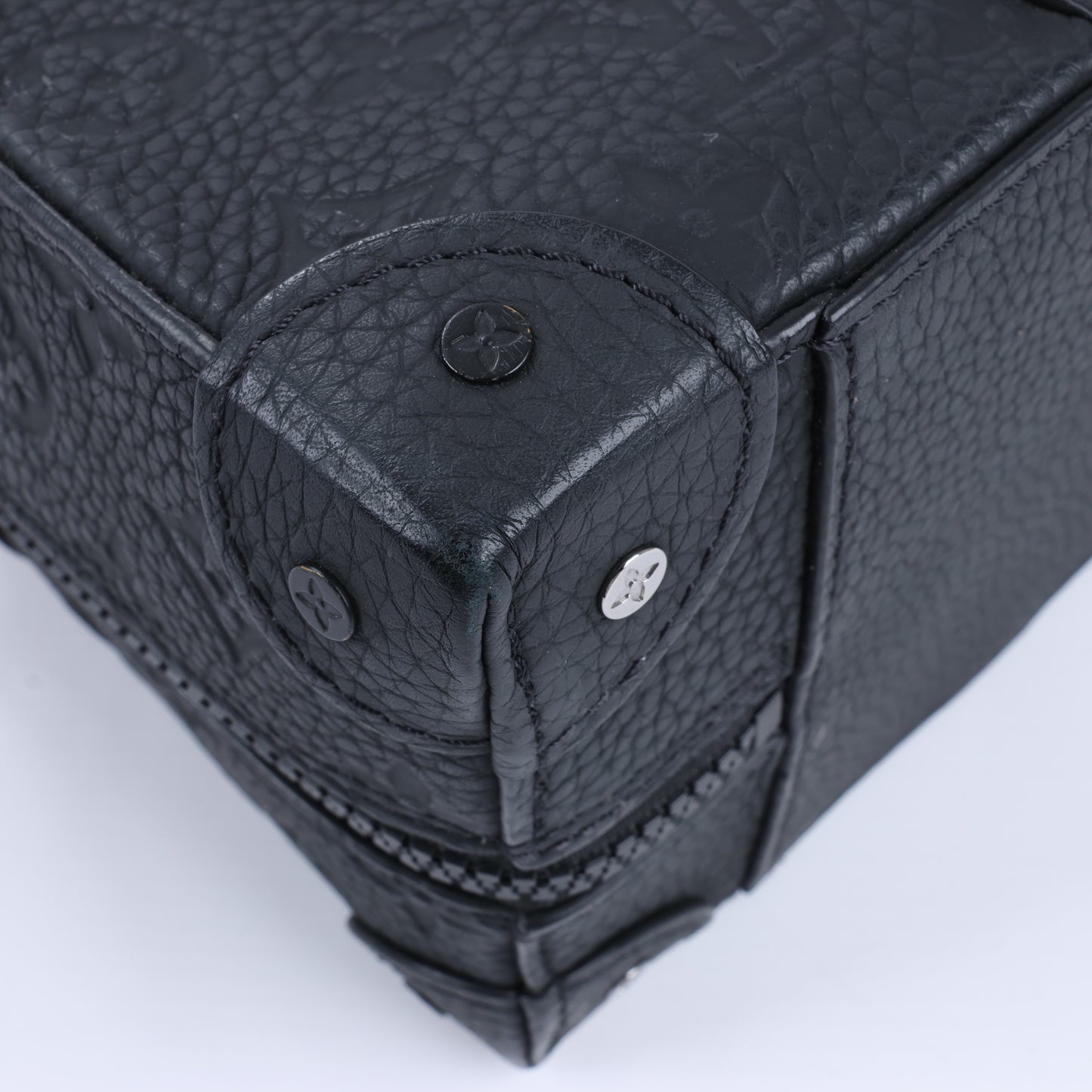 Louis Vuitton – Soft Trunk 2Way-Handtasche mit Monogrammprägung in Schwarz M57410