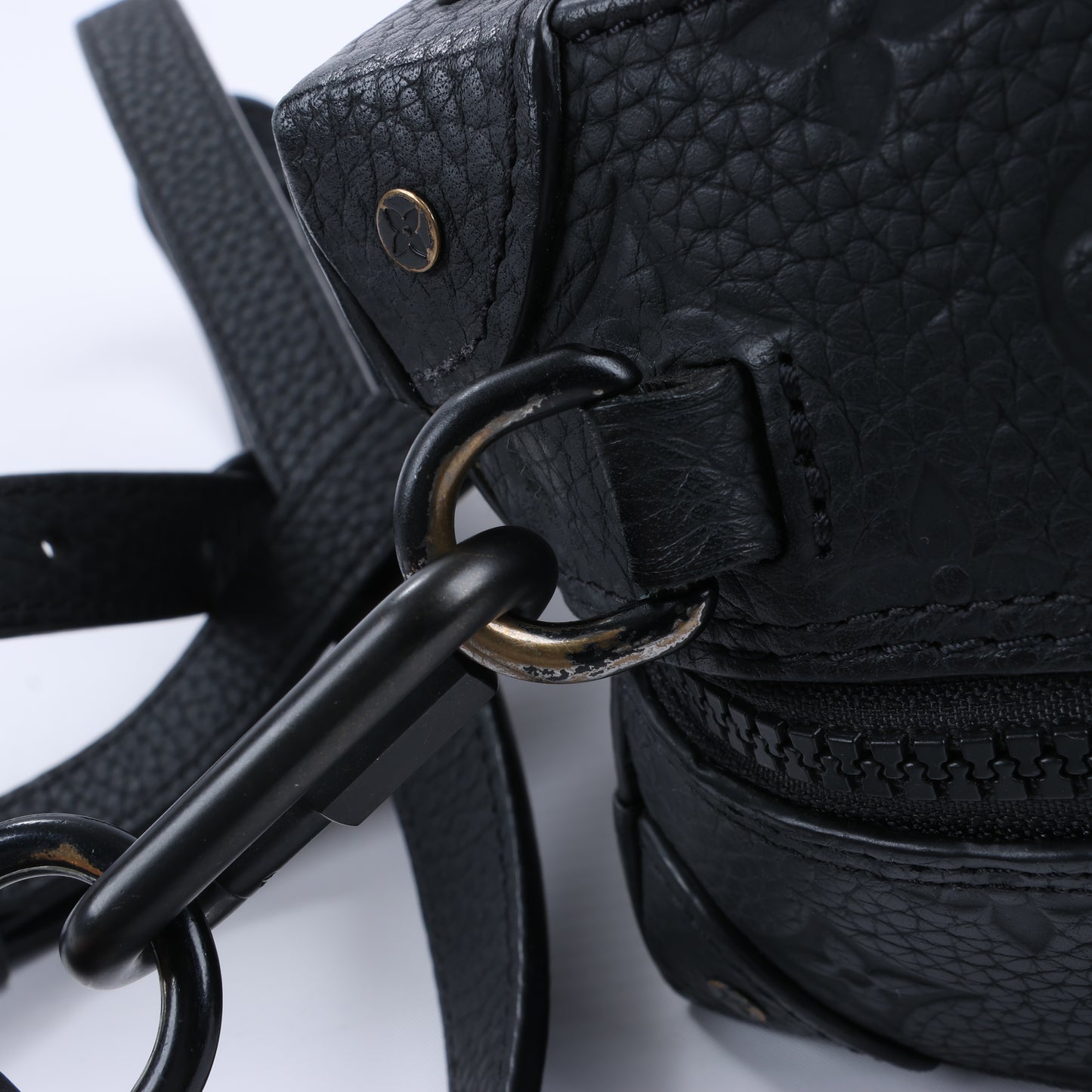 Louis Vuitton – Soft Trunk 2Way-Handtasche mit Monogrammprägung in Schwarz M57410