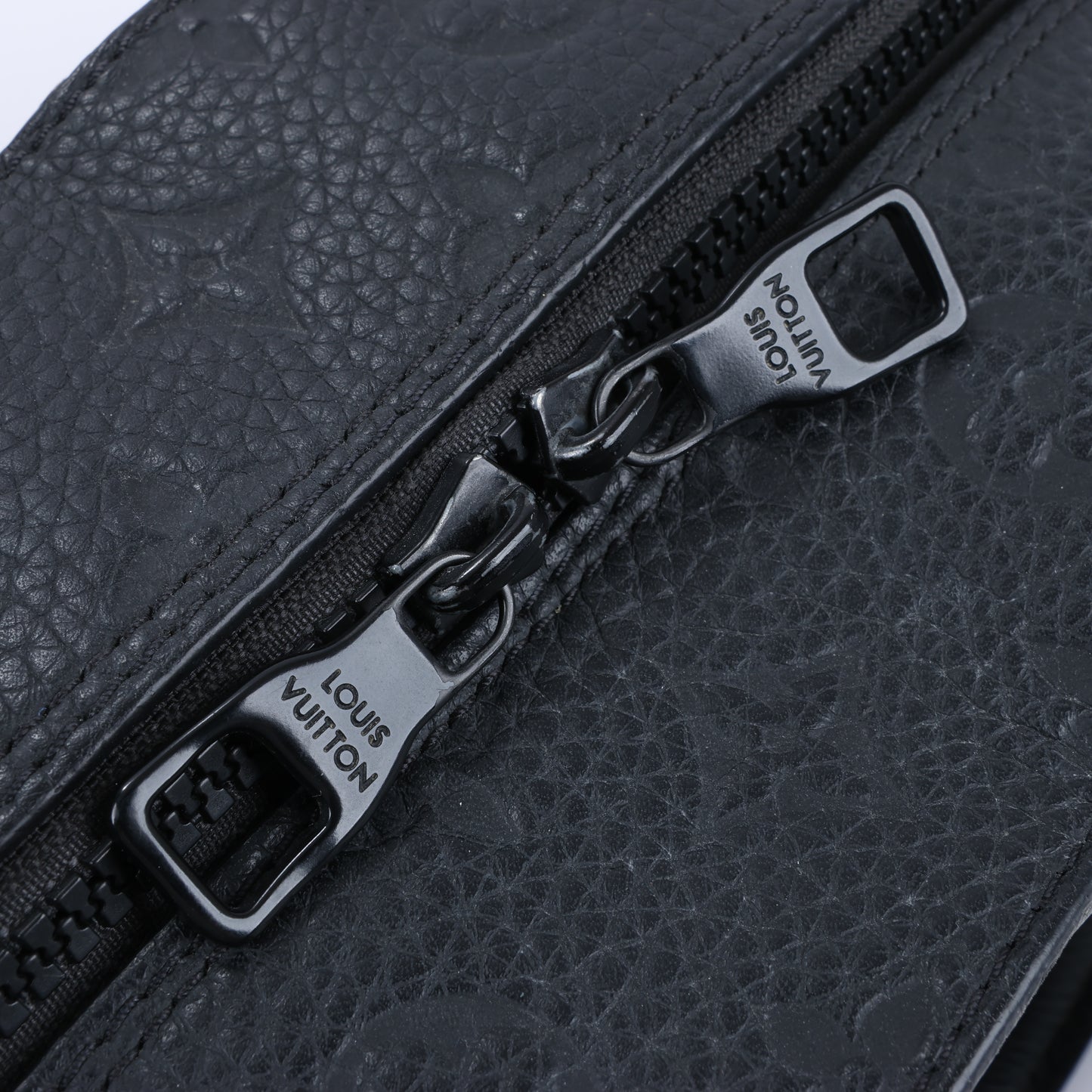 Louis Vuitton – Soft Trunk 2Way-Handtasche mit Monogrammprägung in Schwarz M57410