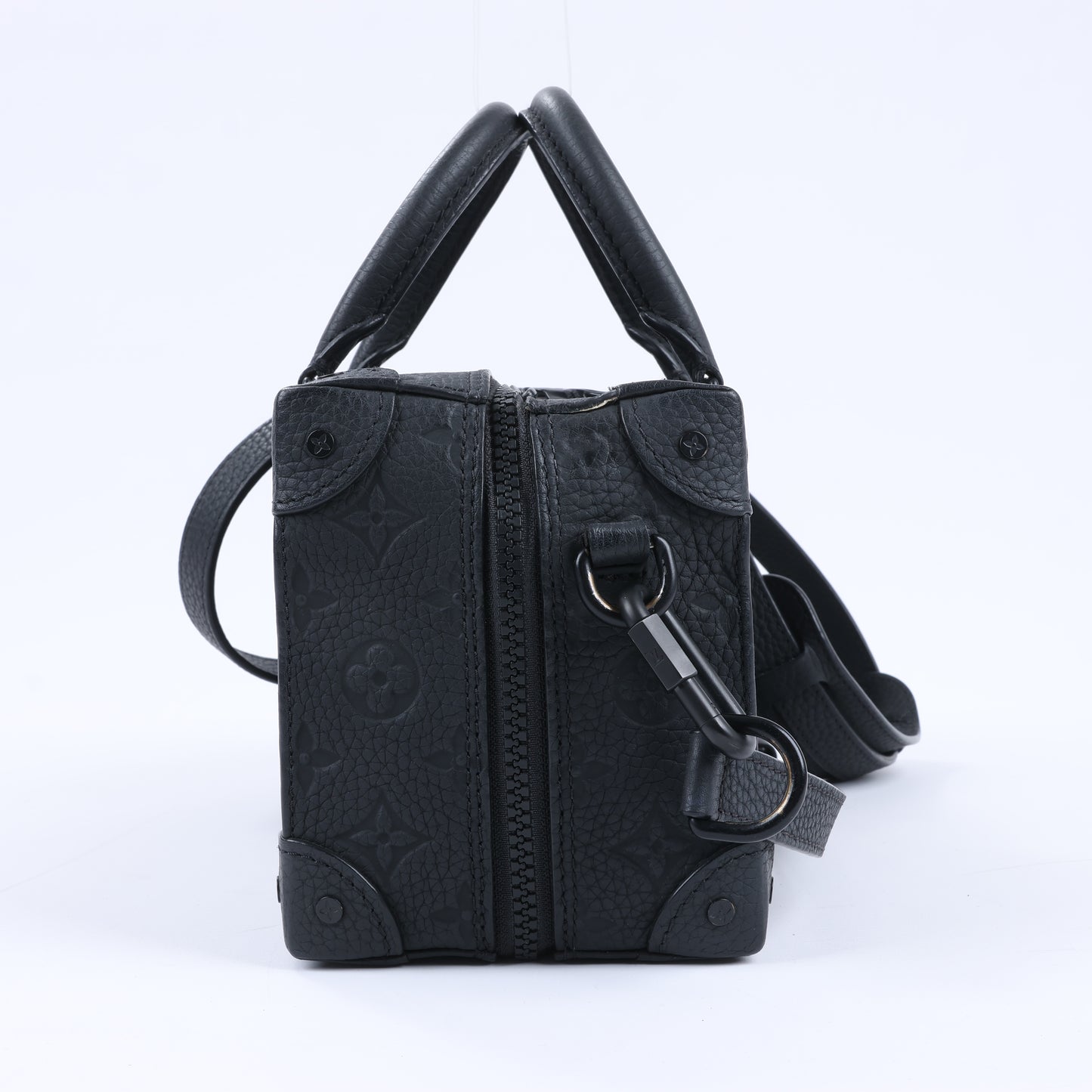 Louis Vuitton – Soft Trunk 2Way-Handtasche mit Monogrammprägung in Schwarz M57410