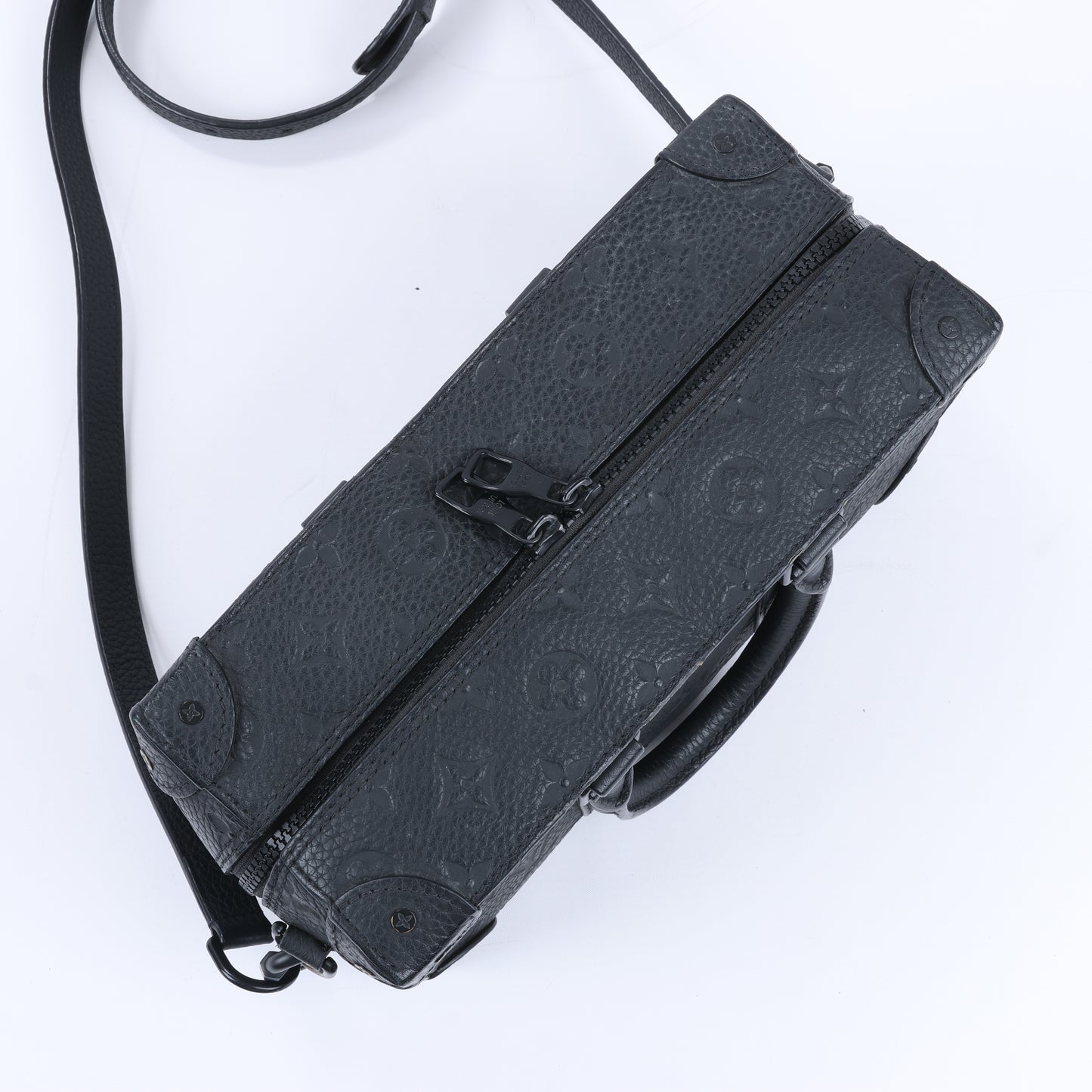 Louis Vuitton – Soft Trunk 2Way-Handtasche mit Monogrammprägung in Schwarz M57410