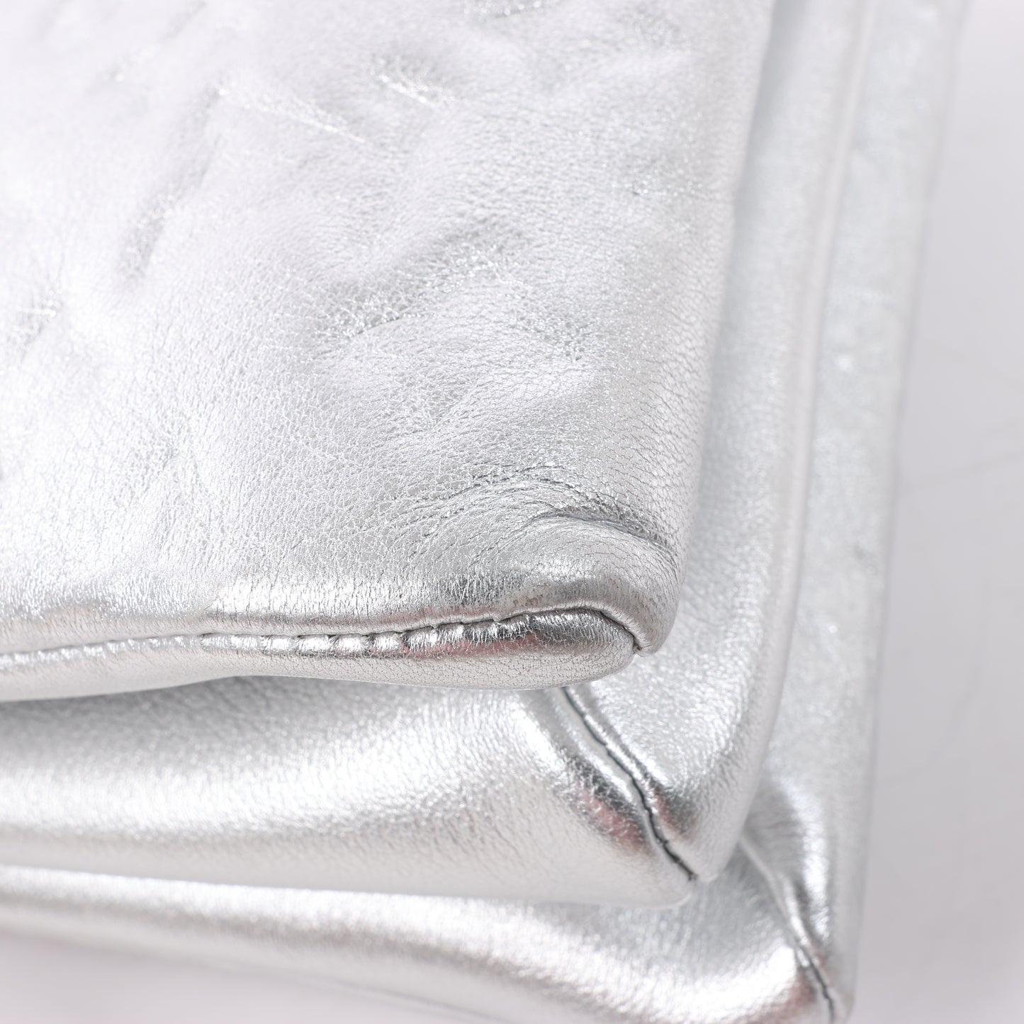 Louis Vuitton Coussin PM 2Way-Umhängetasche mit Monogrammprägung in Silber M57913