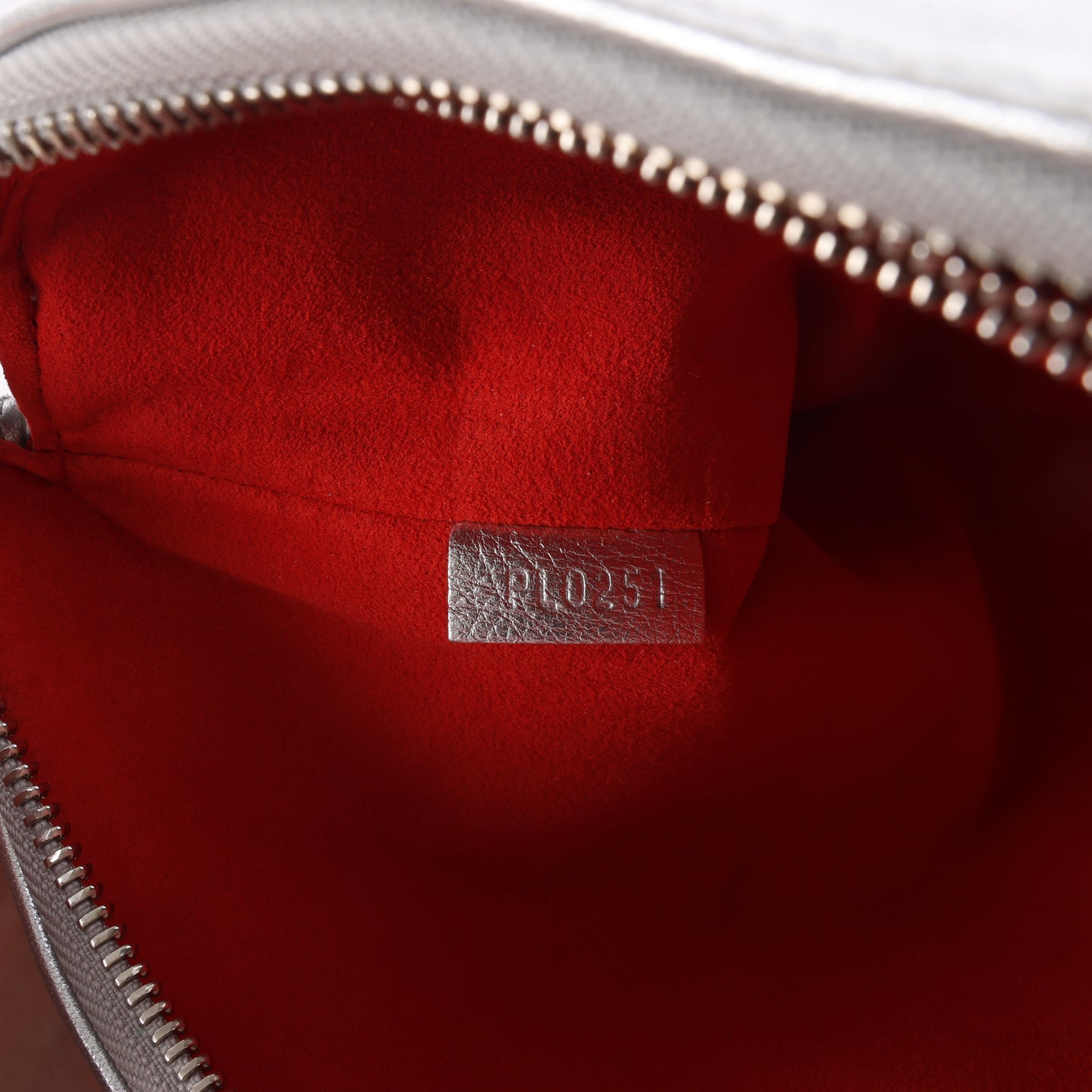 Louis Vuitton Coussin PM 2Way-Umhängetasche mit Monogrammprägung in Silber M57913