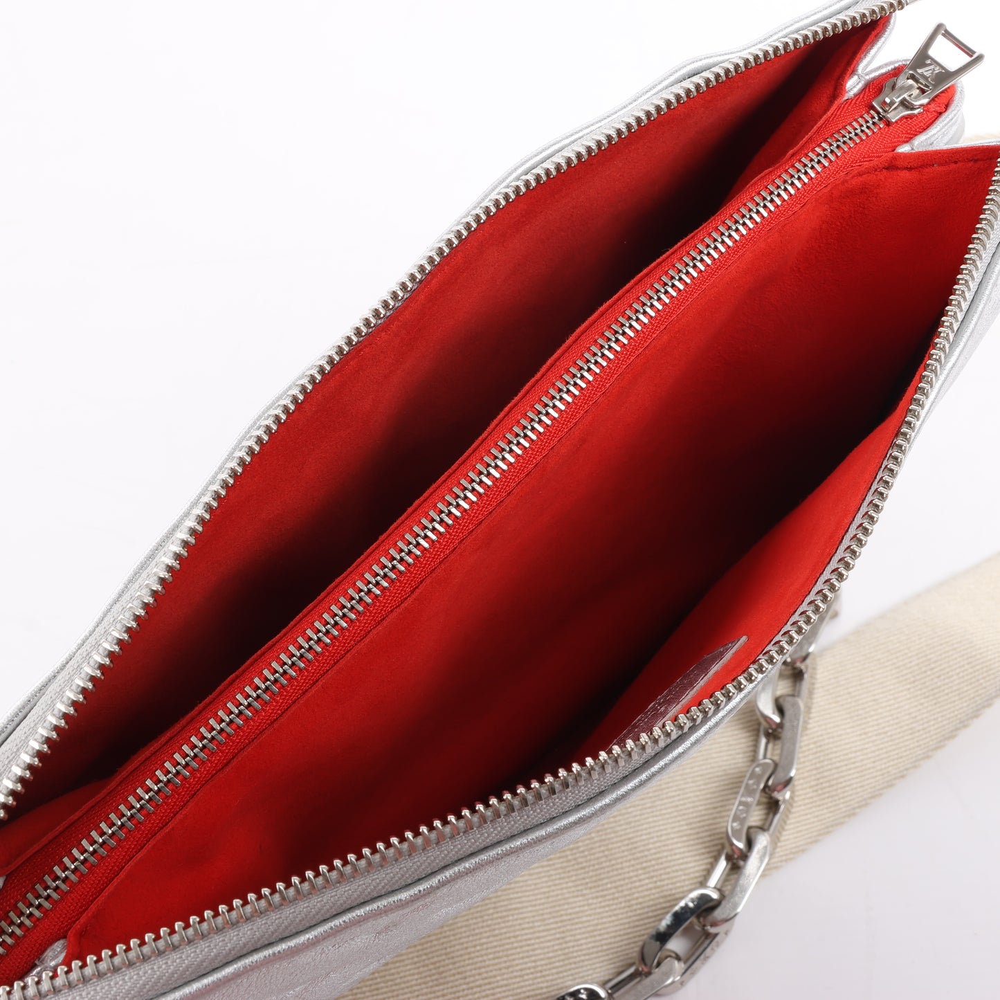 Louis Vuitton Coussin PM 2Way-Umhängetasche mit Monogrammprägung in Silber M57913