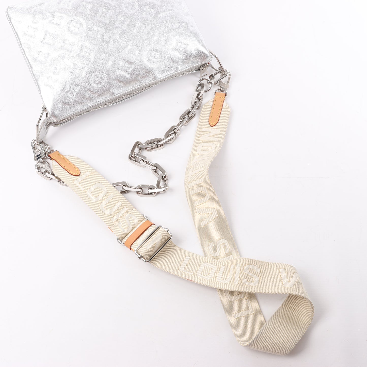 Louis Vuitton Coussin PM 2Way-Umhängetasche mit Monogrammprägung in Silber M57913