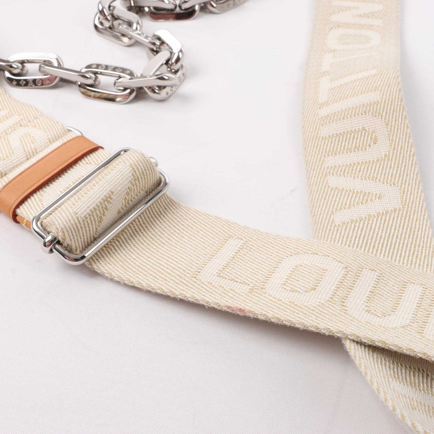 Louis Vuitton Coussin PM 2Way-Umhängetasche mit Monogrammprägung in Silber M57913