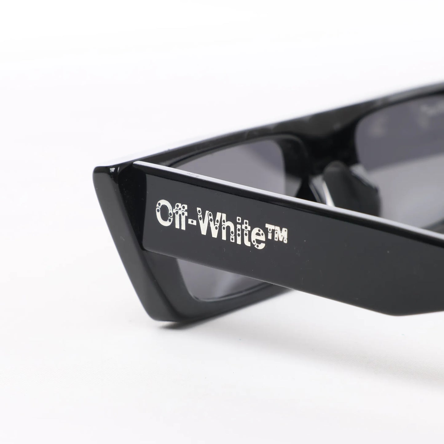 Off White Manchester Sonnenbrille in Schwarz OERI010