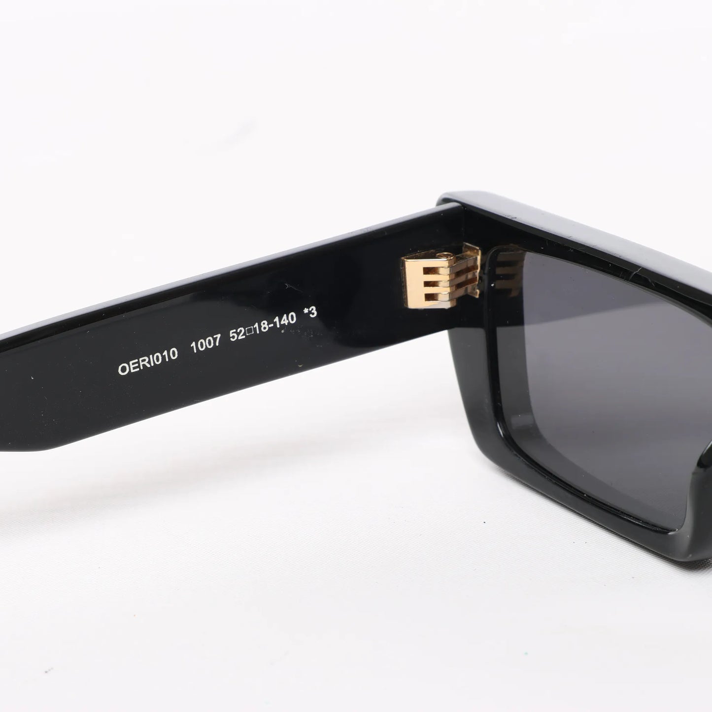 Off White Manchester Sonnenbrille in Schwarz OERI010