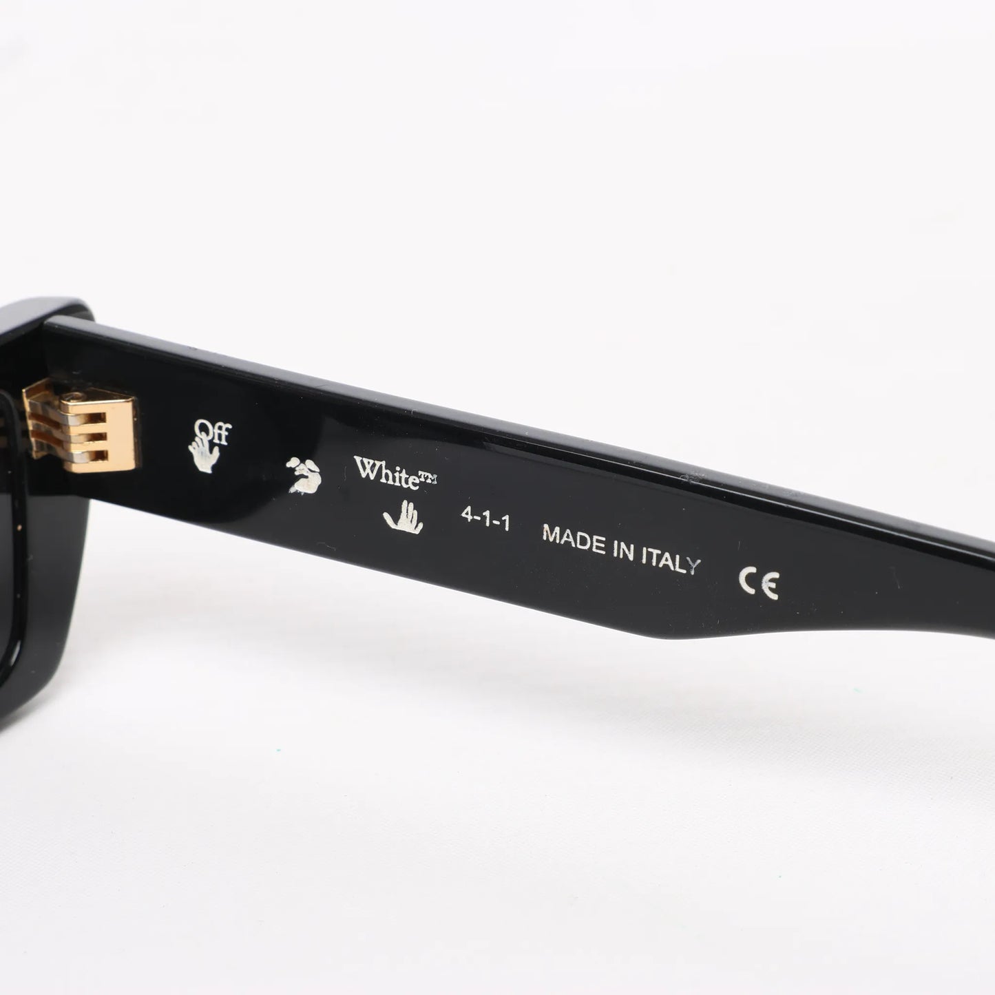 Off White Manchester Sonnenbrille in Schwarz OERI010