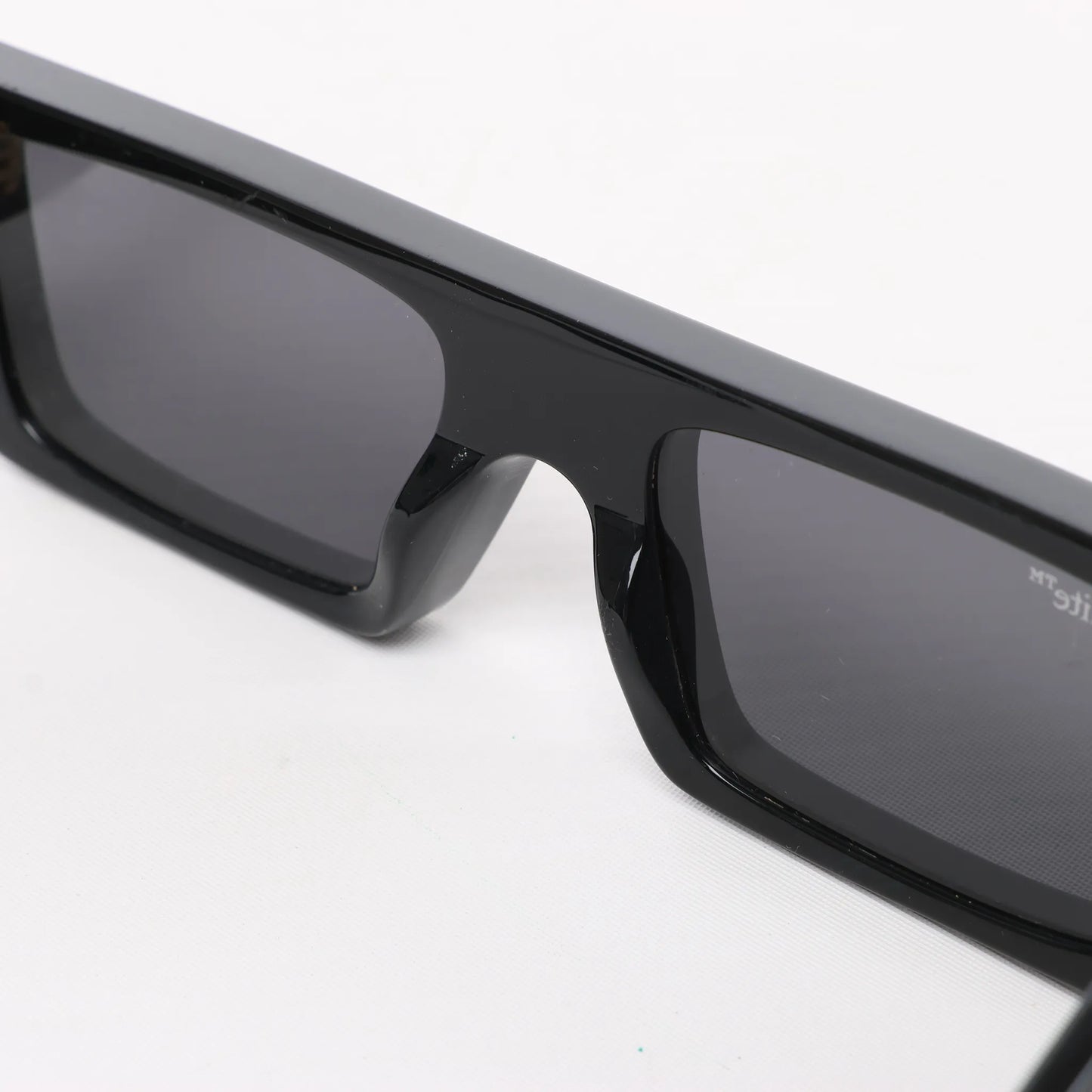 Off White Manchester Sonnenbrille in Schwarz OERI010