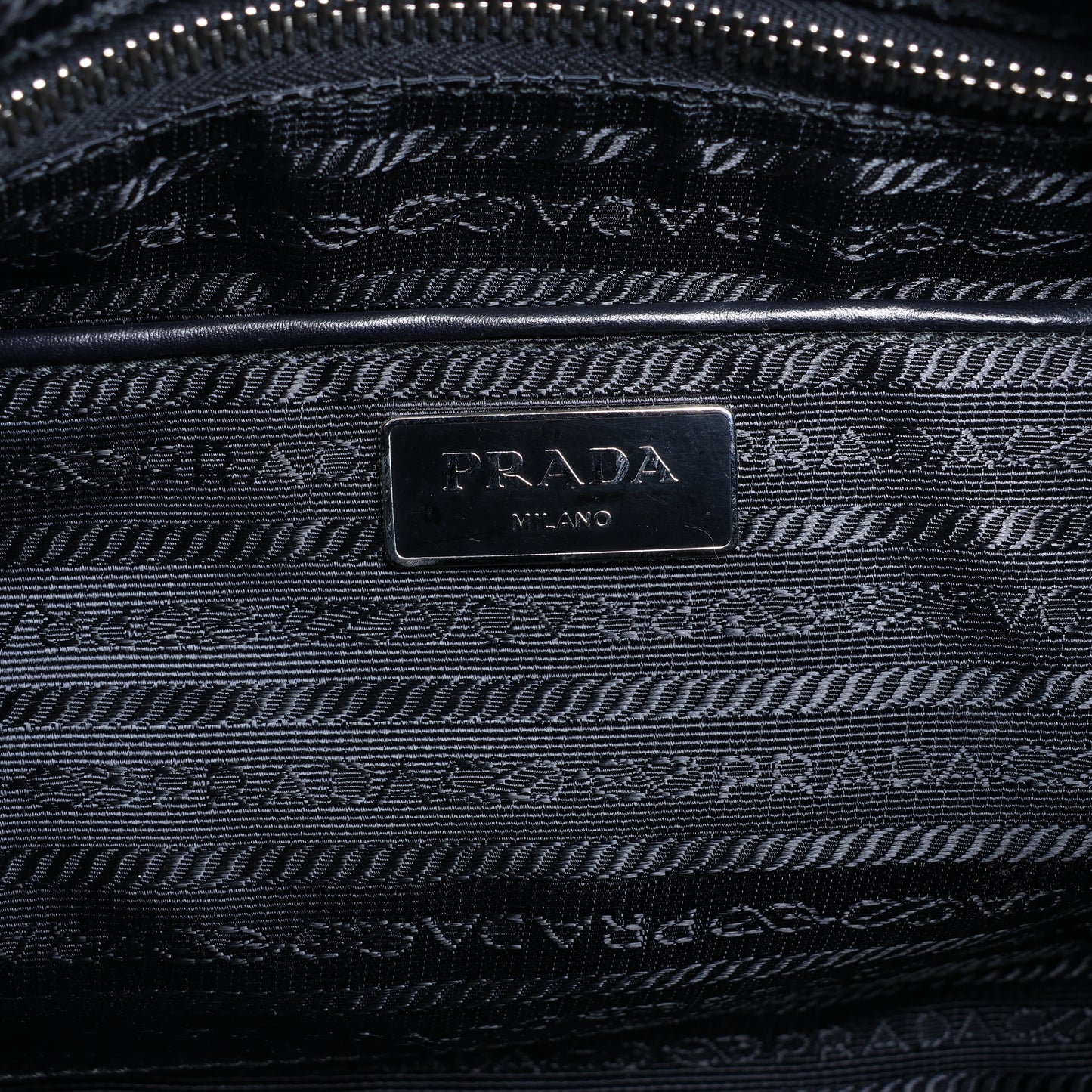Prada Tessuto Stampato 2-Wege-Handtasche aus Nylon und Leder in Schwarz x Lila BL0922