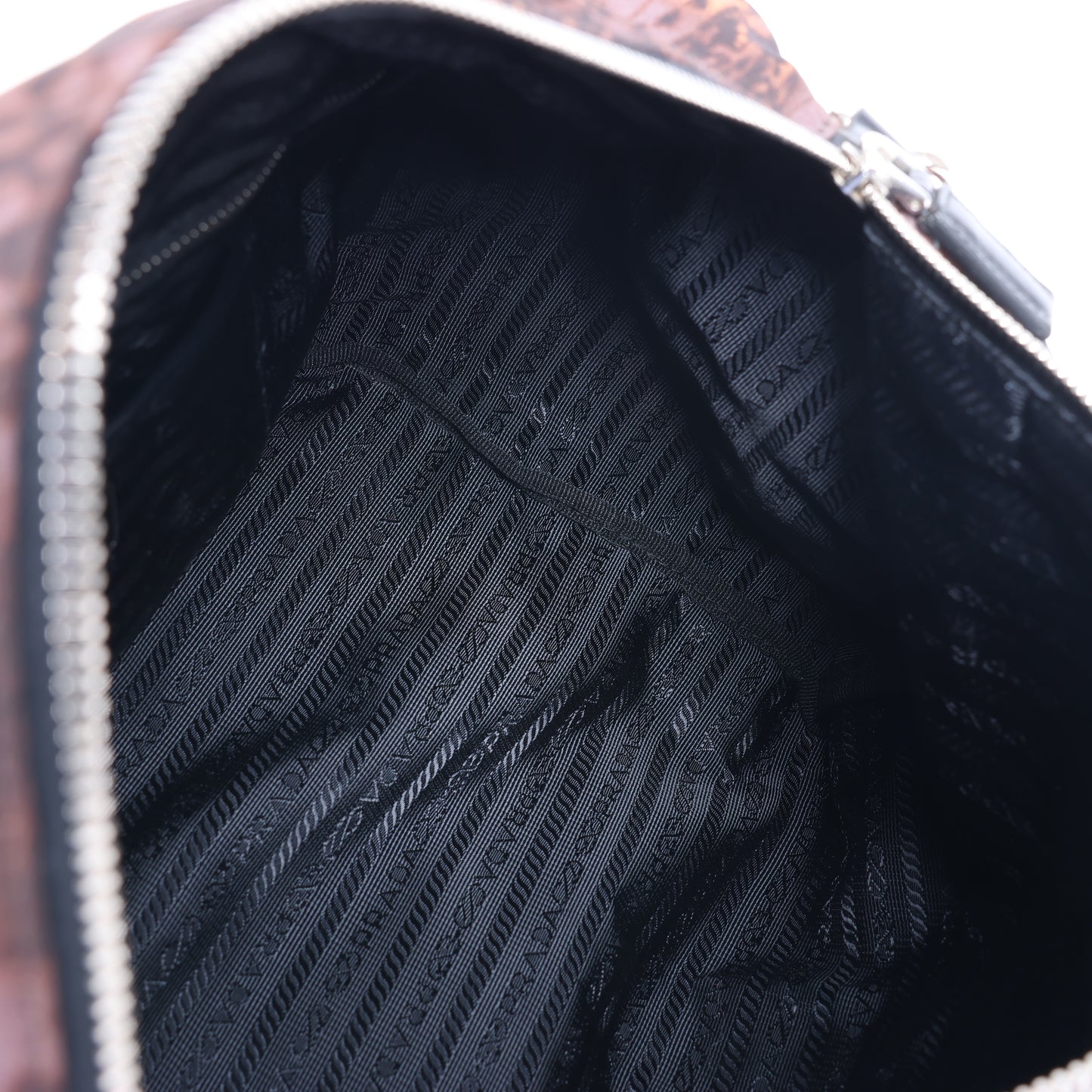 Prada Tessuto Stampato 2-Wege-Handtasche aus Nylon und Leder in Schwarz x Lila BL0922