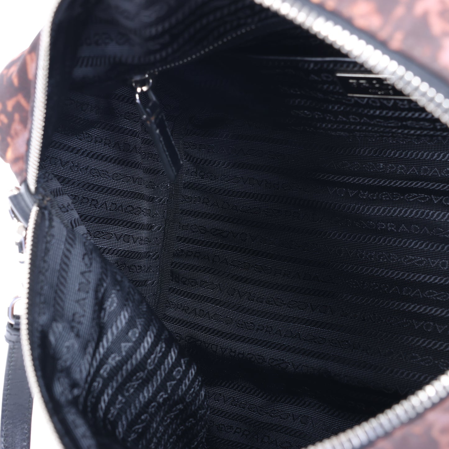 Prada Tessuto Stampato 2-Wege-Handtasche aus Nylon und Leder in Schwarz x Lila BL0922