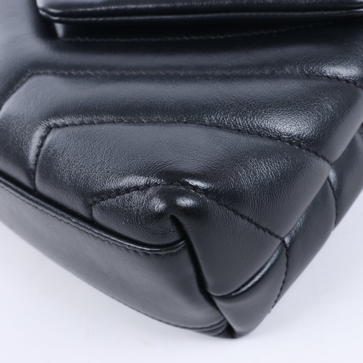 Sac bandoulière Loulou en cuir noir Saint Laurent Paris 467072
