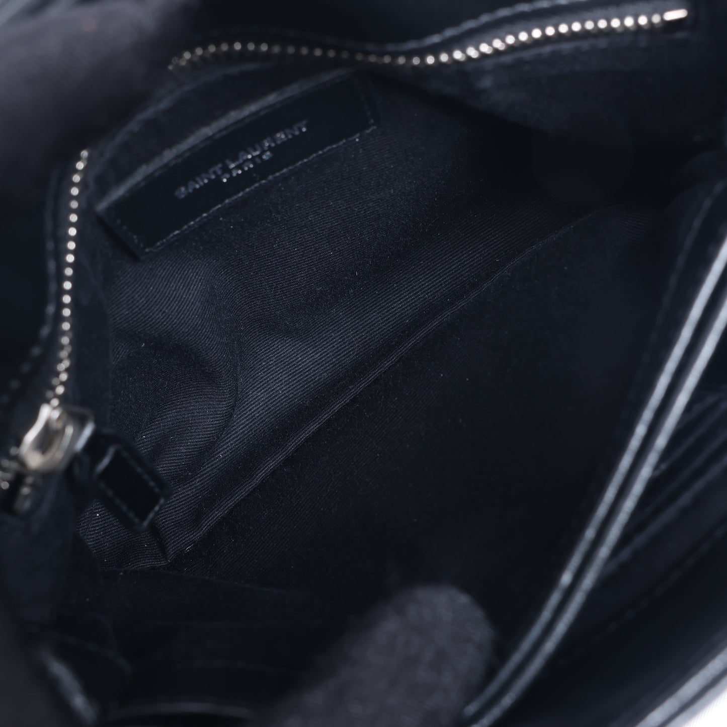 Sac bandoulière Loulou en cuir noir Saint Laurent Paris 467072