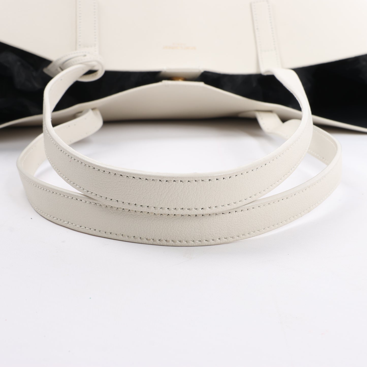 Saint Laurent Paris Sac Shopping Schultertasche aus Leder in Ecru 394195