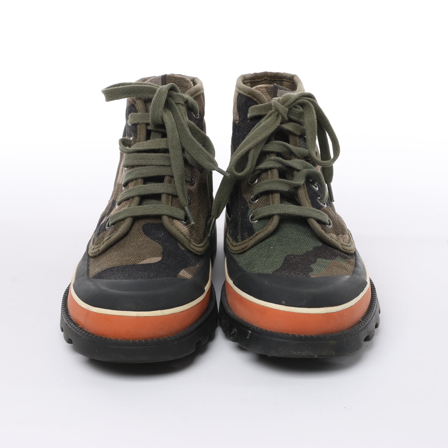 Valentino Garavani Sneakers mit Camouflage-Print in Khaki, Größe 38 EU