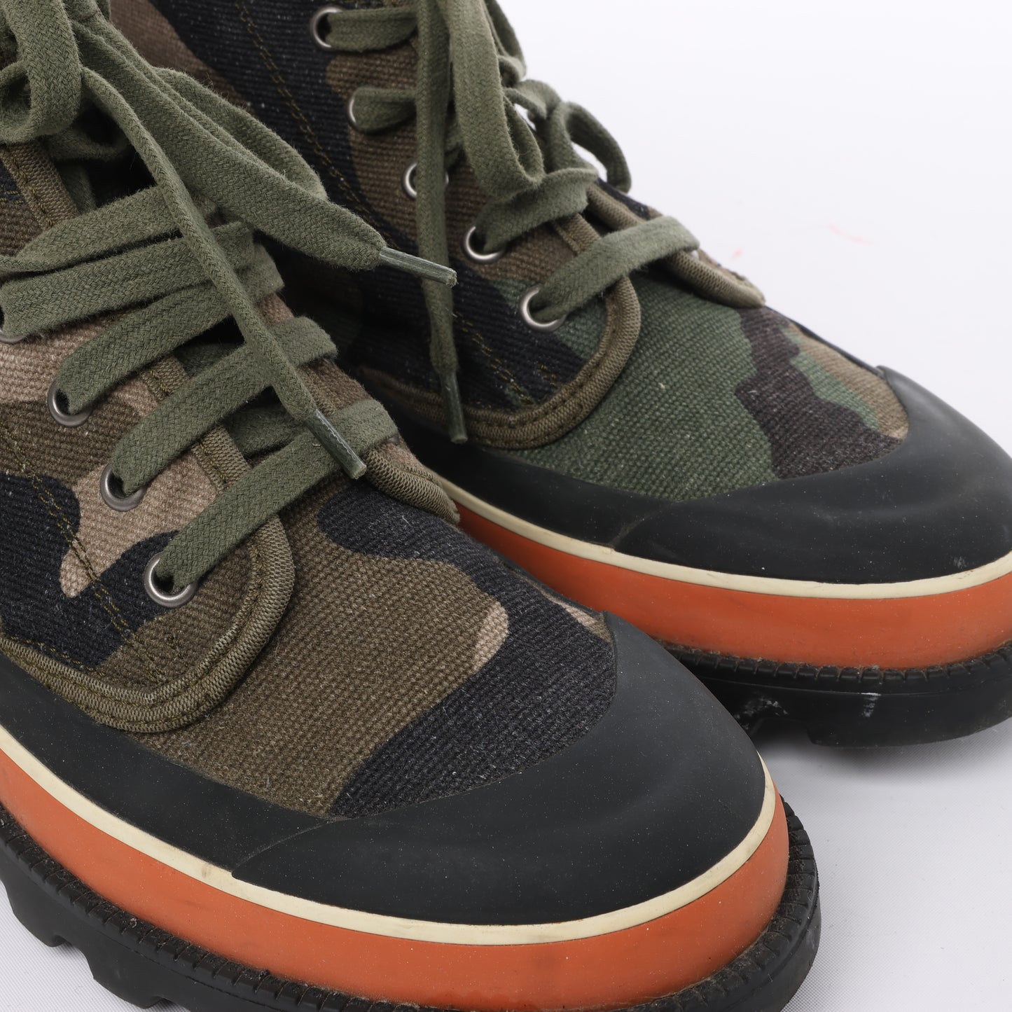 Valentino Garavani Sneakers mit Camouflage-Print in Khaki, Größe 38 EU