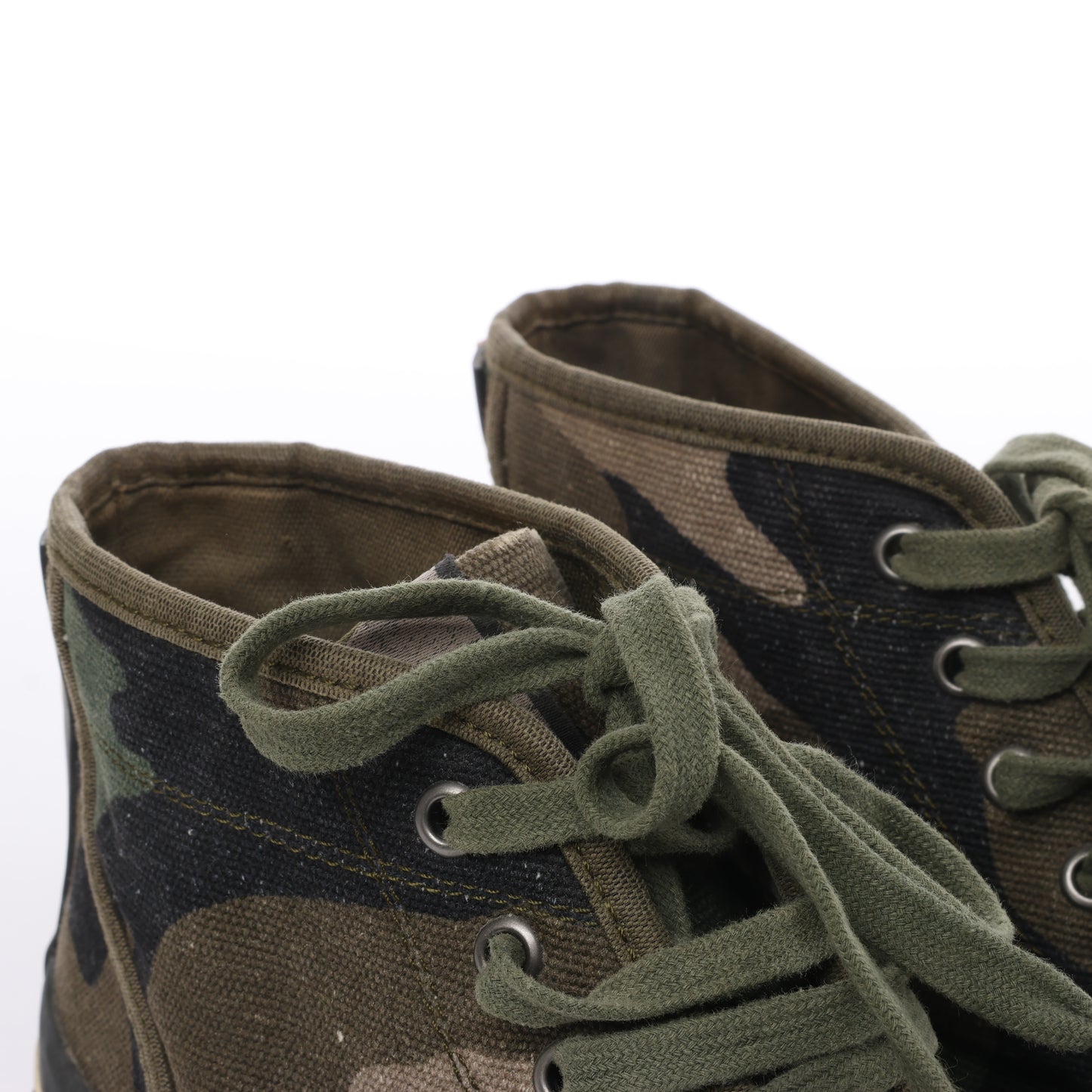 Valentino Garavani Sneakers mit Camouflage-Print in Khaki, Größe 38 EU