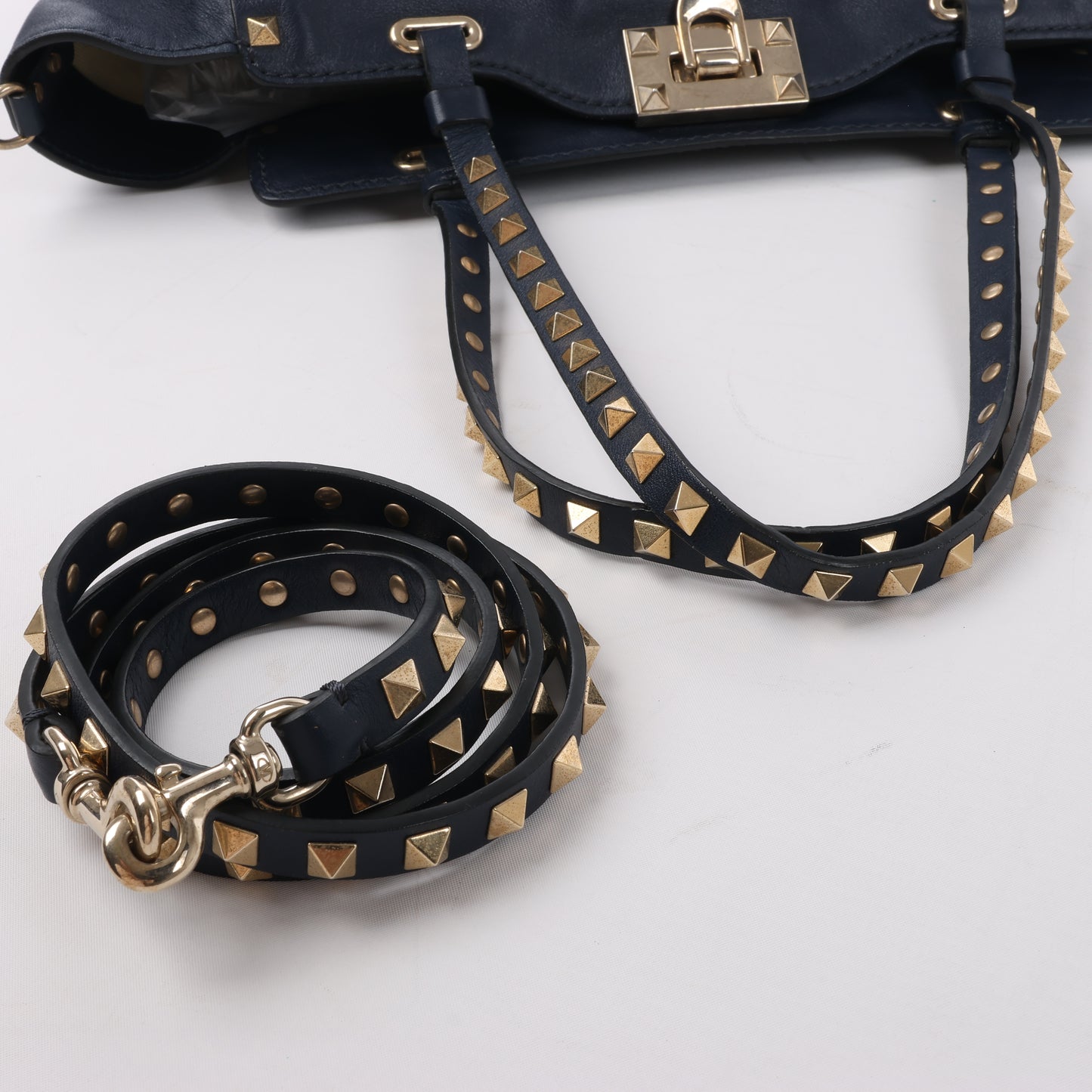 Valentino Garavani Rockstud 2Way-Handtasche aus Leder in Marineblau