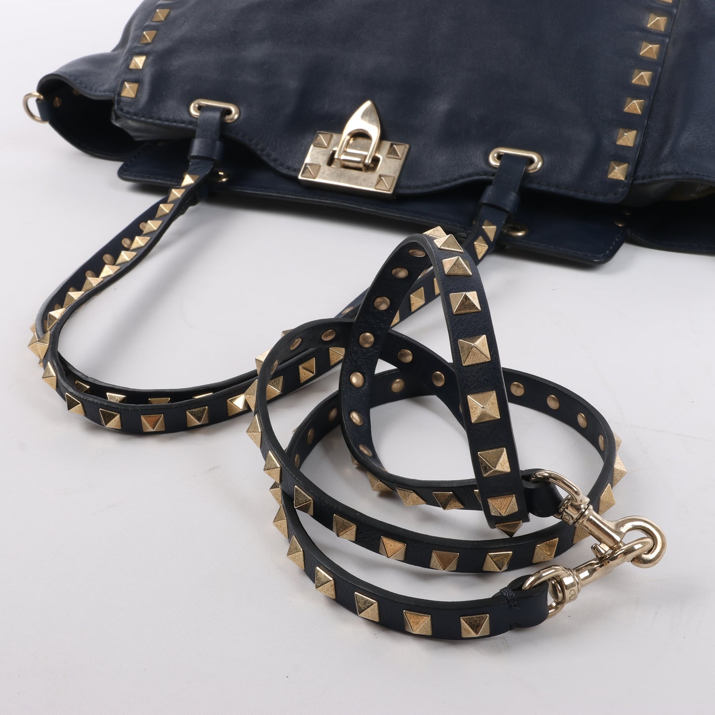 Valentino Garavani Rockstud 2Way-Handtasche aus Leder in Marineblau
