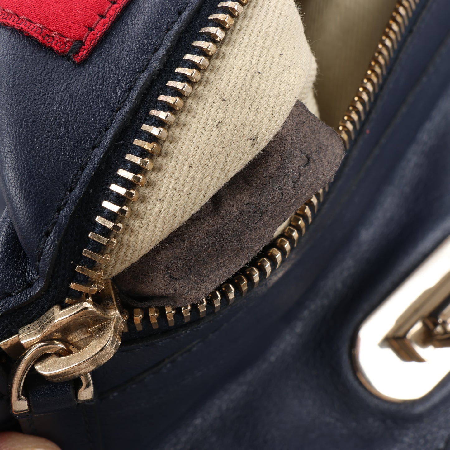 Valentino Garavani Rockstud 2Way-Handtasche aus Leder in Marineblau
