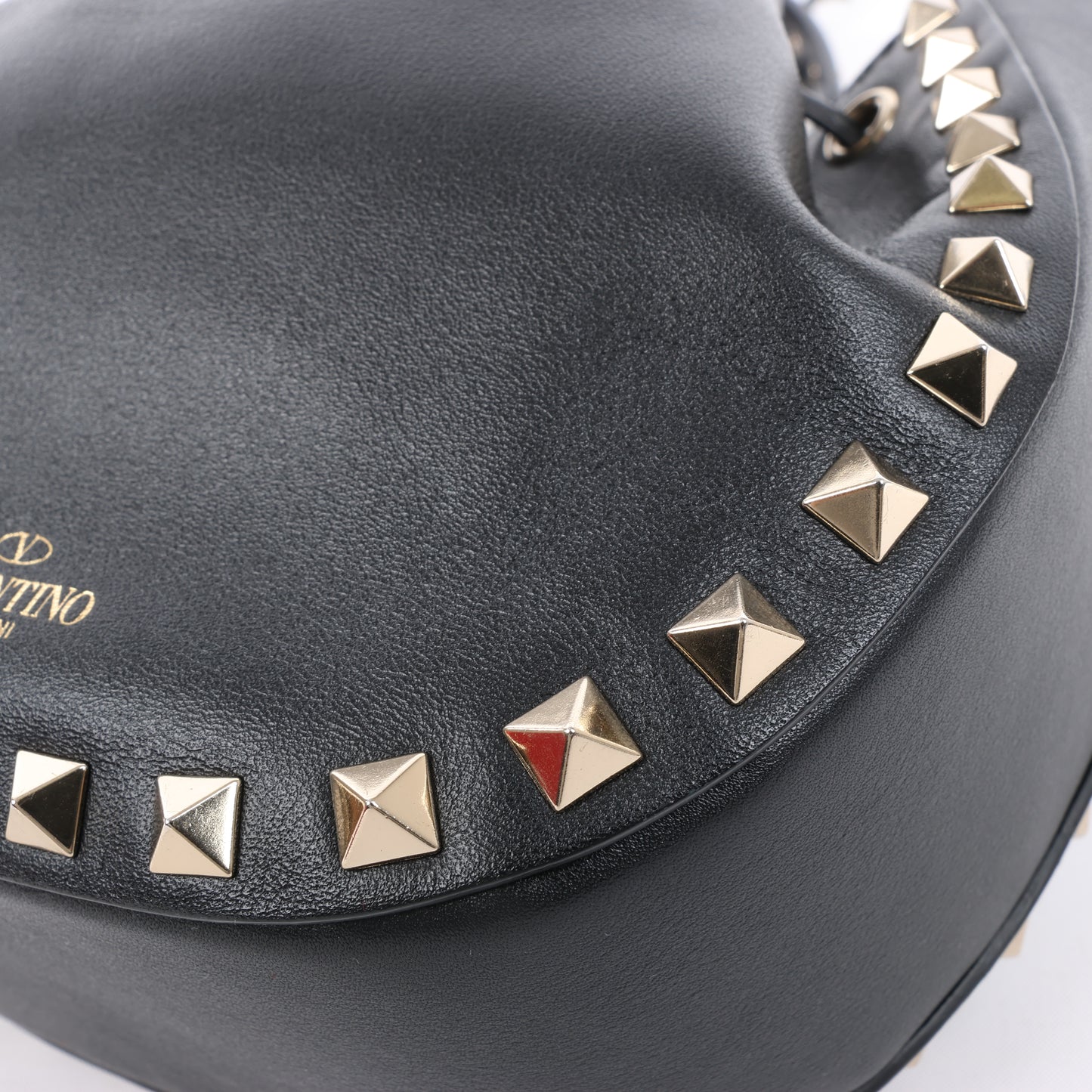 Valentino Garavani – Rockstuds – Schwarze Schultertasche aus Leder mit Kettenriemen