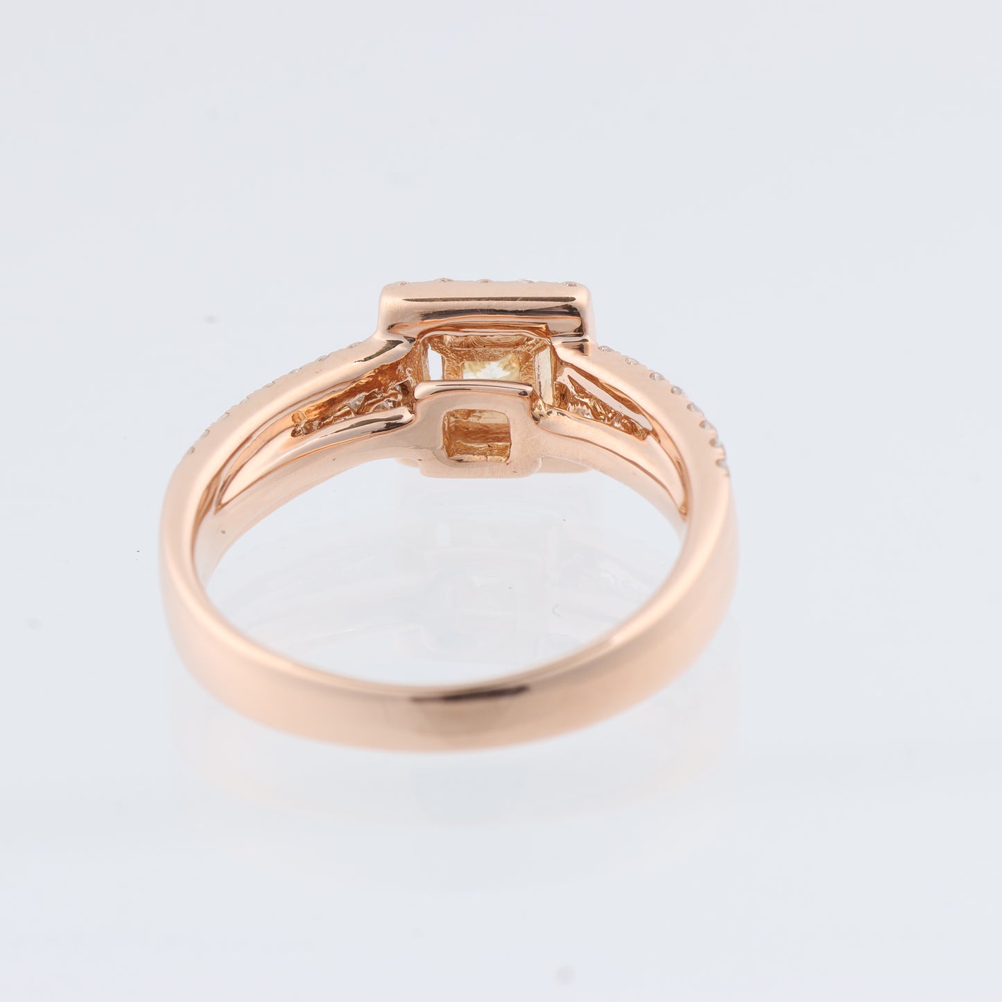 Nicht signierter / unsignierter 18 Karat Roségoldring mit Diamanten, Größe 52 EU