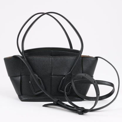 Bottega Veneta Arco Mini Leder Maxi Intrecciato 2Way Handtasche in Schwarz