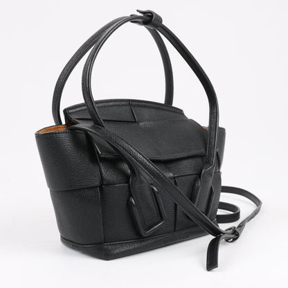 Bottega Veneta Arco Mini Leder Maxi Intrecciato 2Way Handtasche in Schwarz