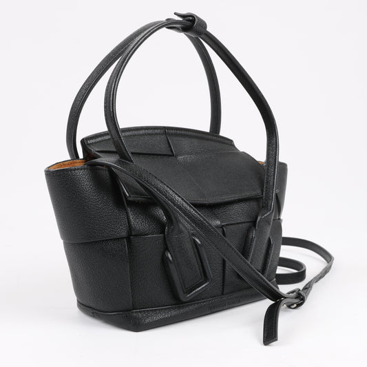 Bottega Veneta Arco Mini Leder Maxi Intrecciato 2Way Handtasche in Schwarz